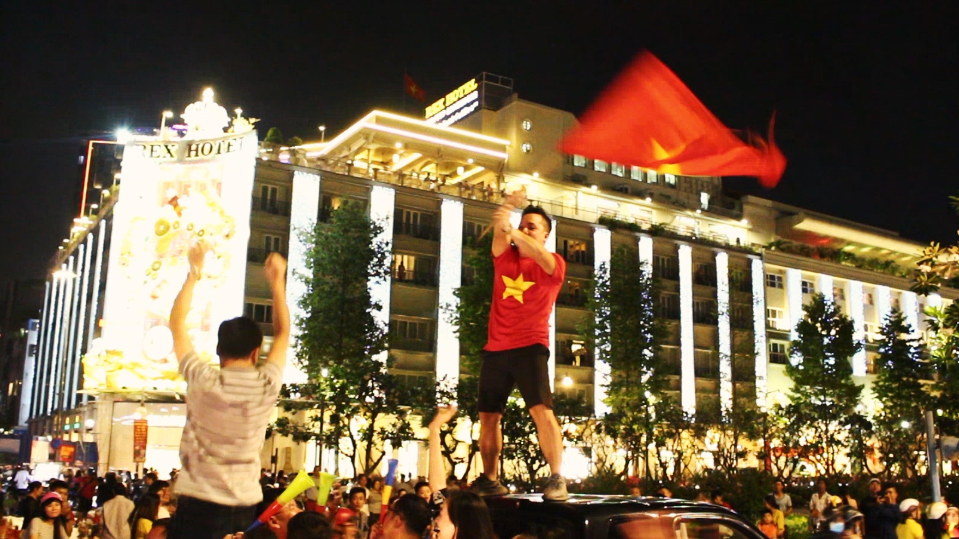 Nguoi Sai Gon cam cup do xuong duong 'di bao' mung chien thang hinh anh