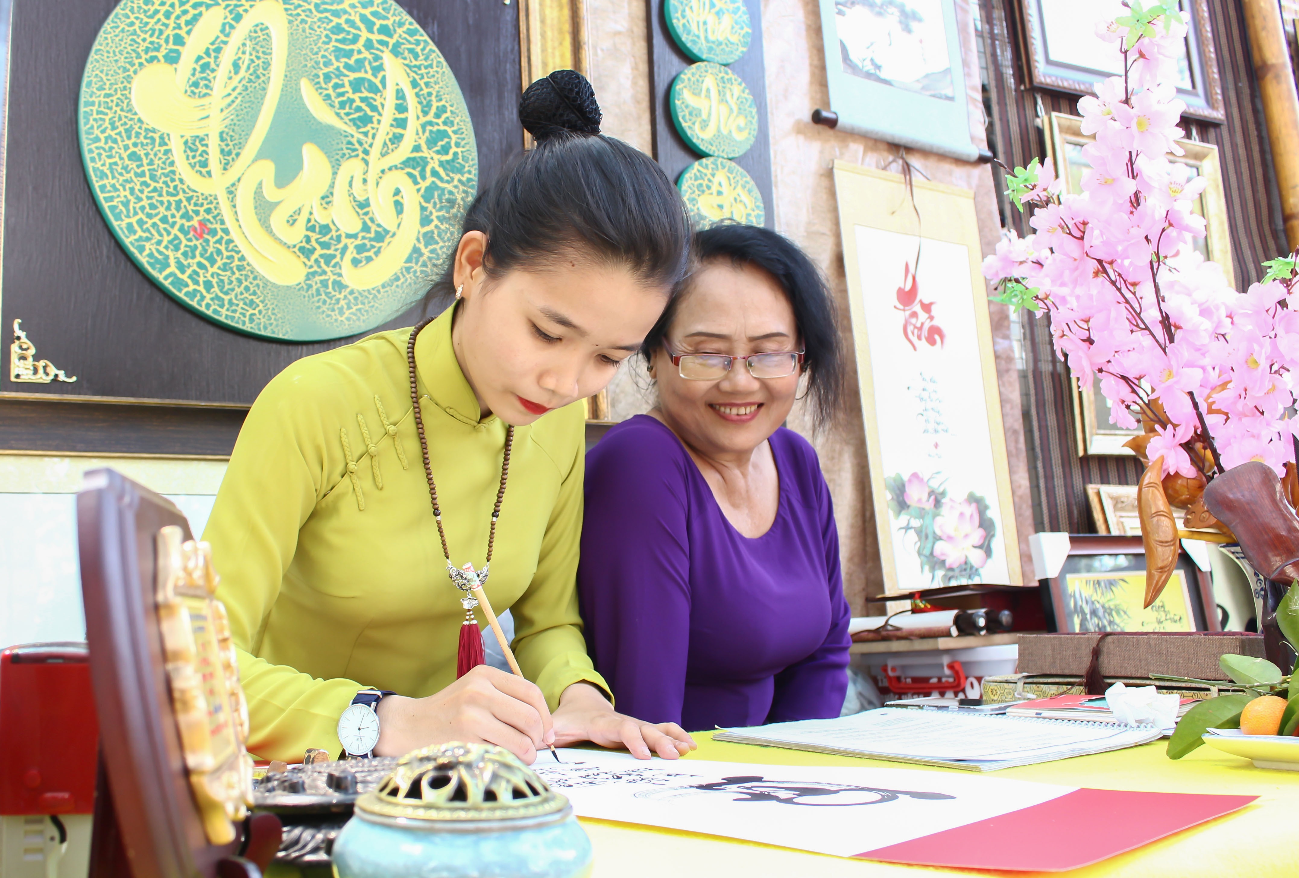 'Ba do' viet thu phap tren pho ong do o Sai Gon hinh anh