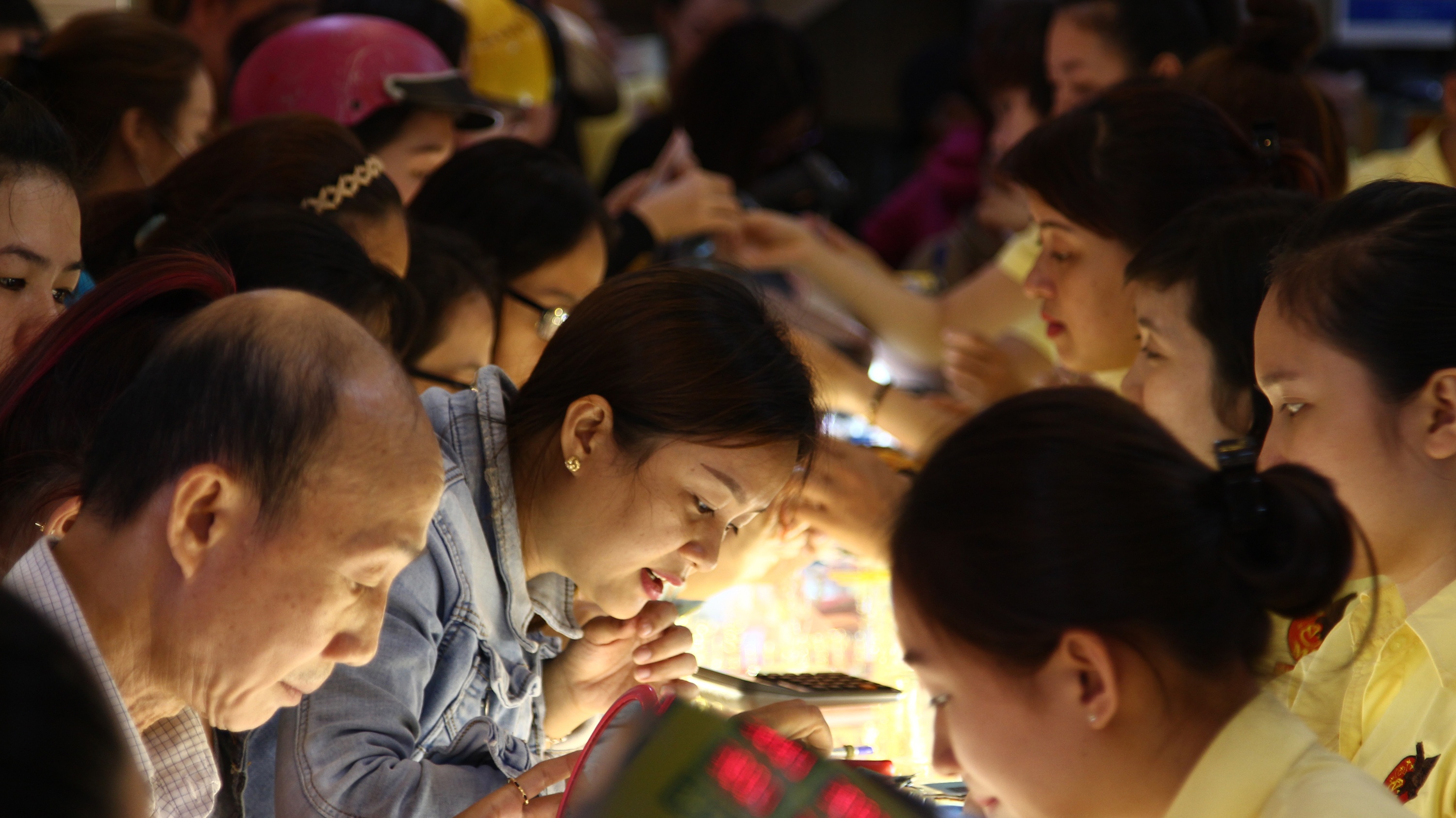 Biet lo, nguoi Sai Gon van chen chuc mua vang ngay Than Tai hinh anh