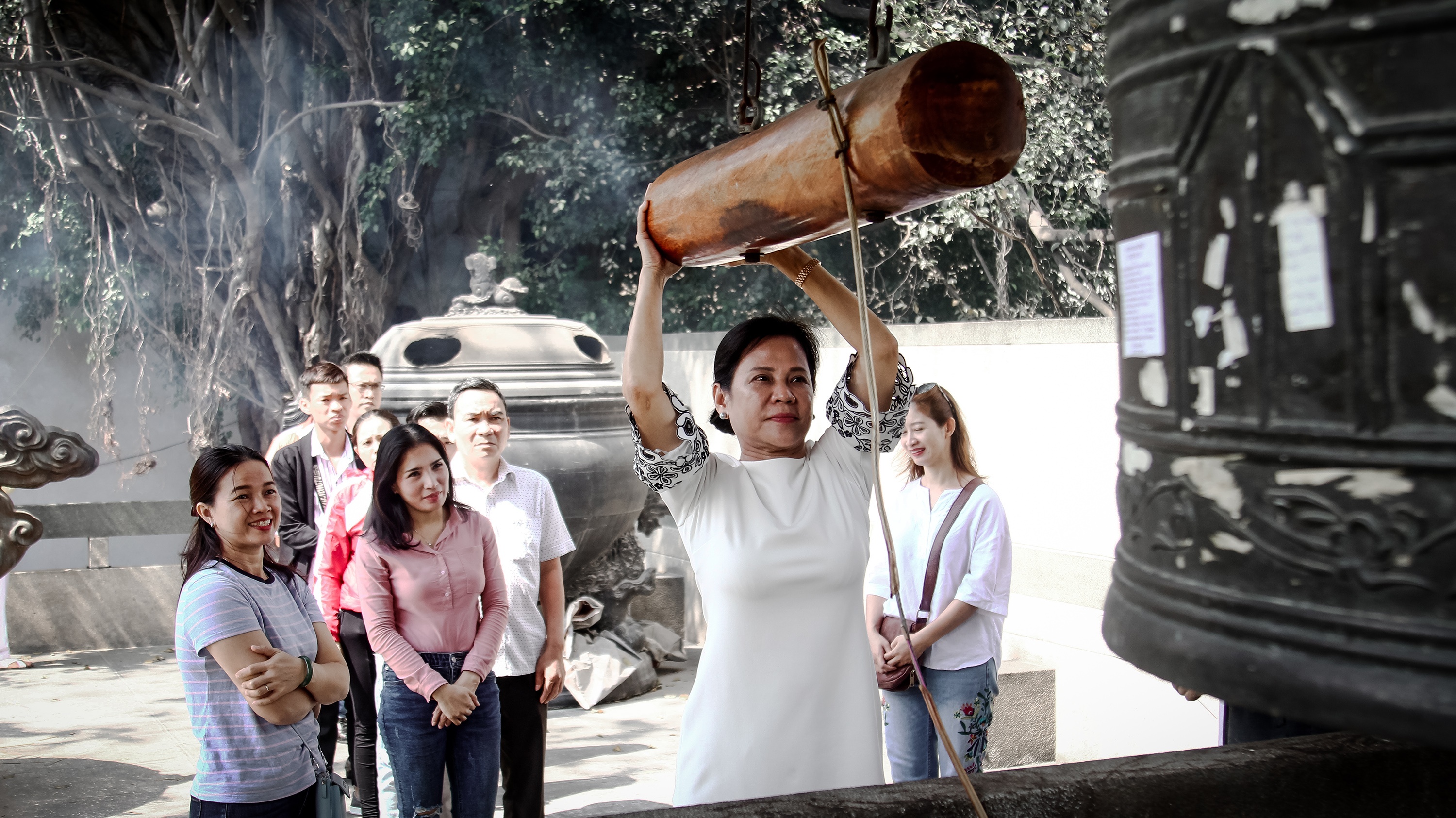 Nguoi Sai Gon xep hang giua nang cho go chuong chua cau may hinh anh