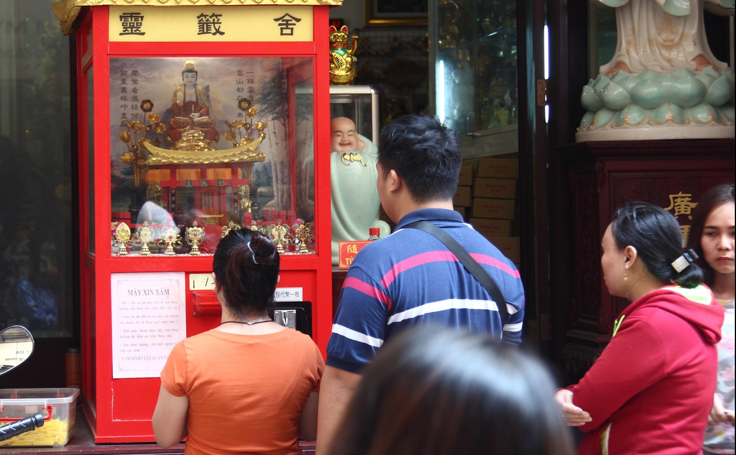 Nguoi Sai Gon thich thu xep hang dai truoc may xin xam tu dong hinh anh