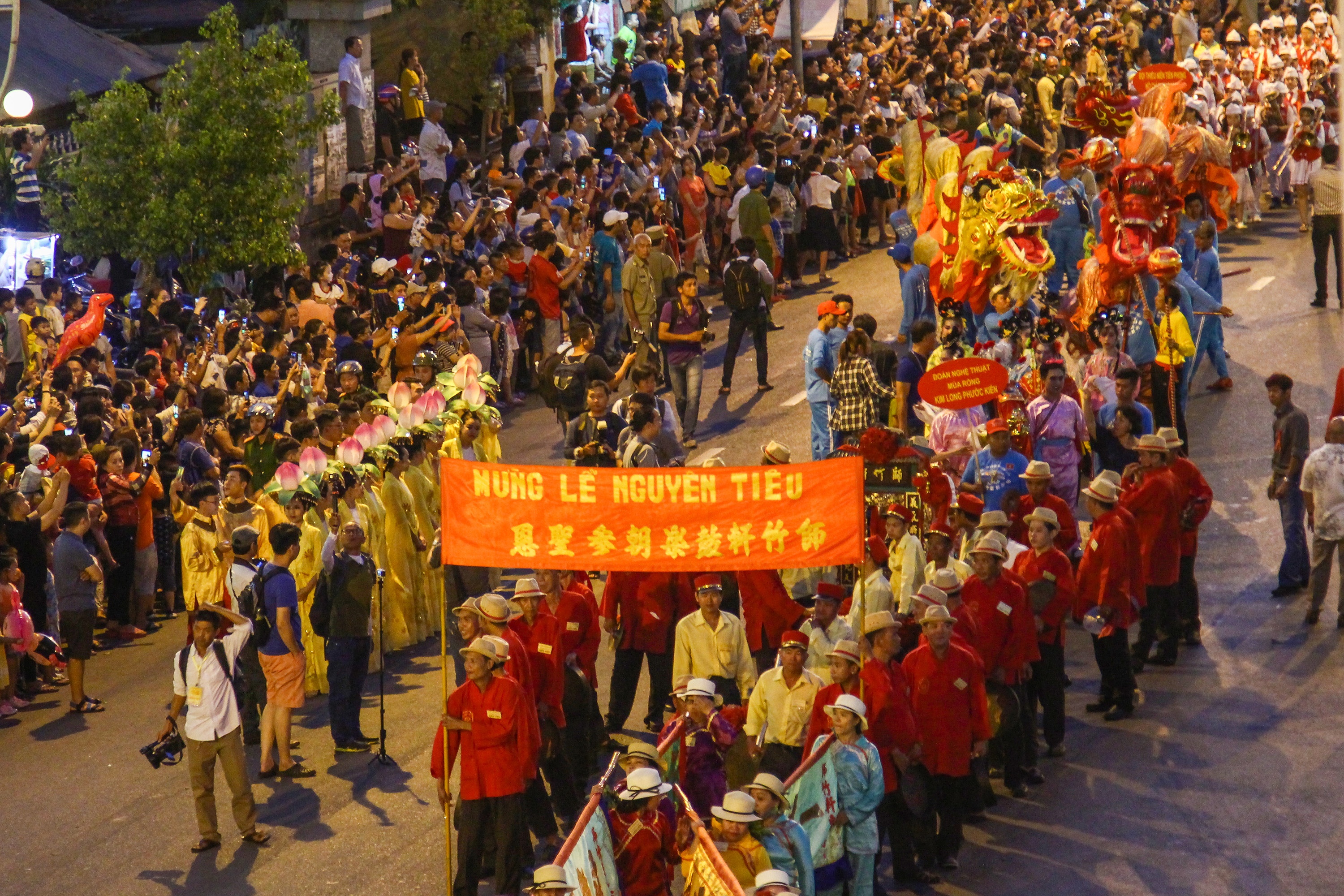 Hoi Tet Nguyen tieu ruc ro sac mau tren duong pho Sai Gon hinh anh