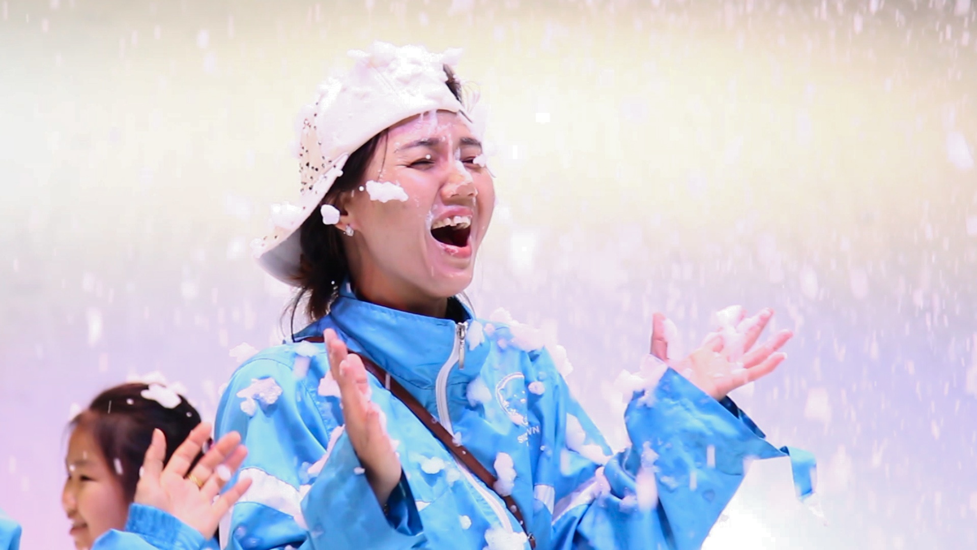 Ban nu Sai Gon thich thu vi duoc truot tuyet mien phi ngay 8/3 hinh anh