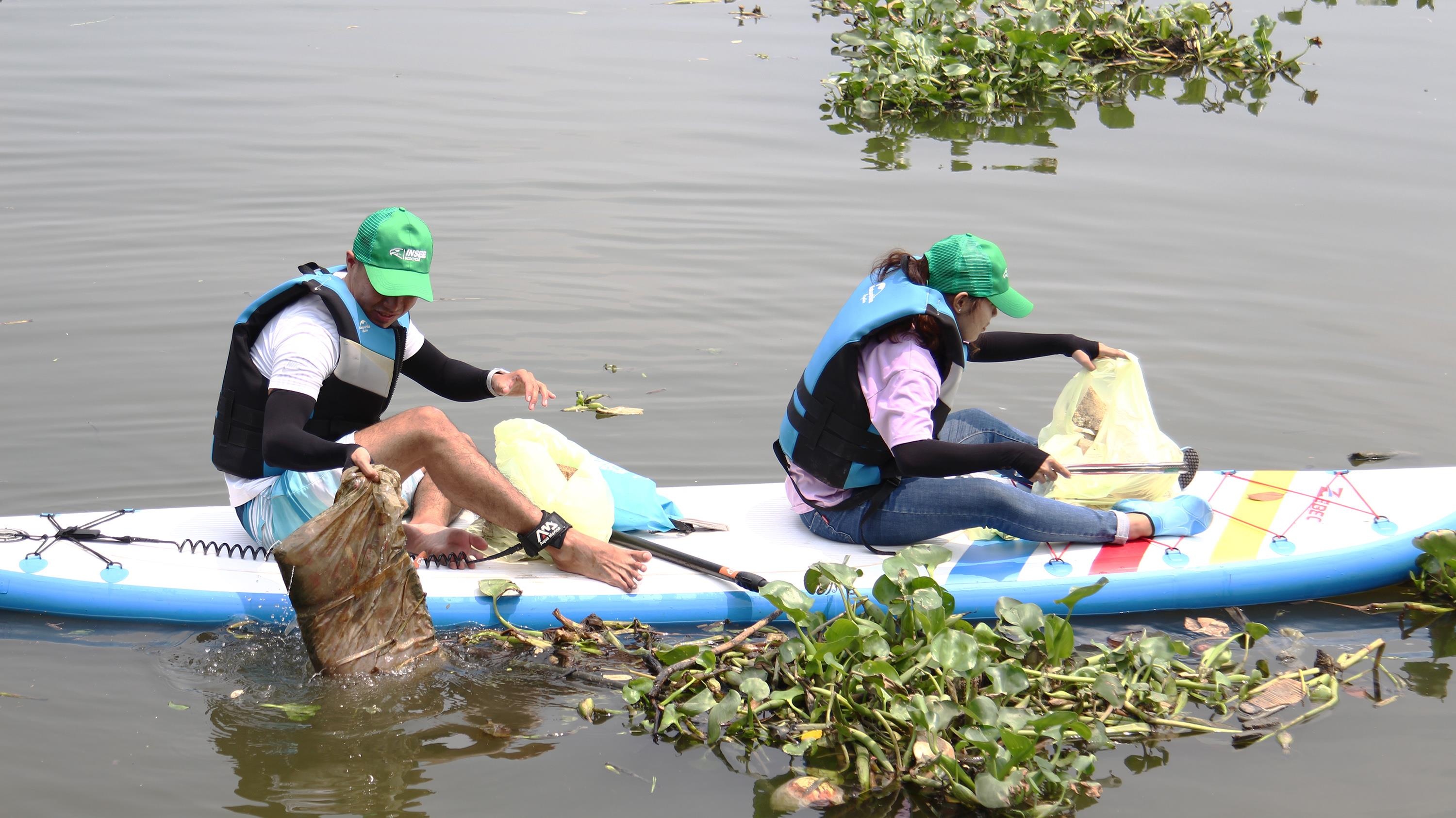Nhom ban tre lam 'nao loan' song Sai Gon khi cheo thuyen hoi nhat rac hinh anh