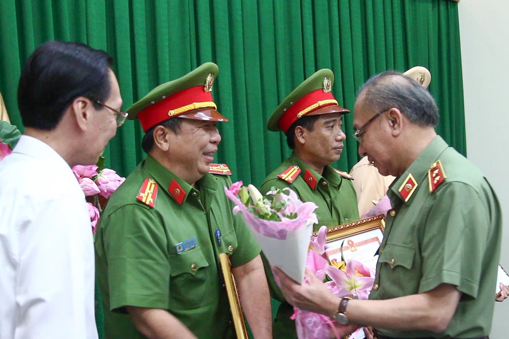 Khen thuong vu pha duong day ma tuy tu Tam Giac Vang hinh anh