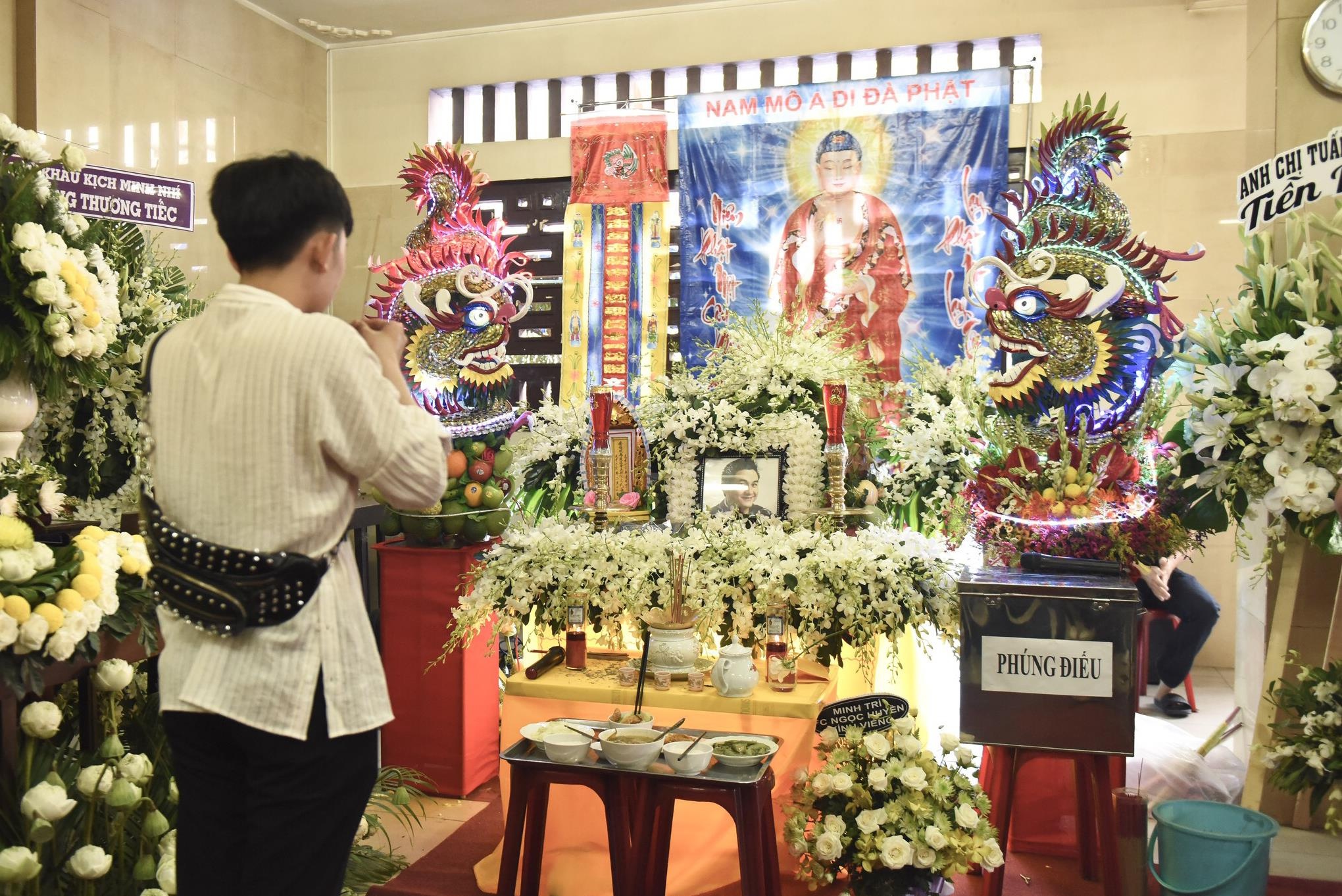 Nguoi dan xep hang thap nhang vieng co nghe si Anh Vu hinh anh