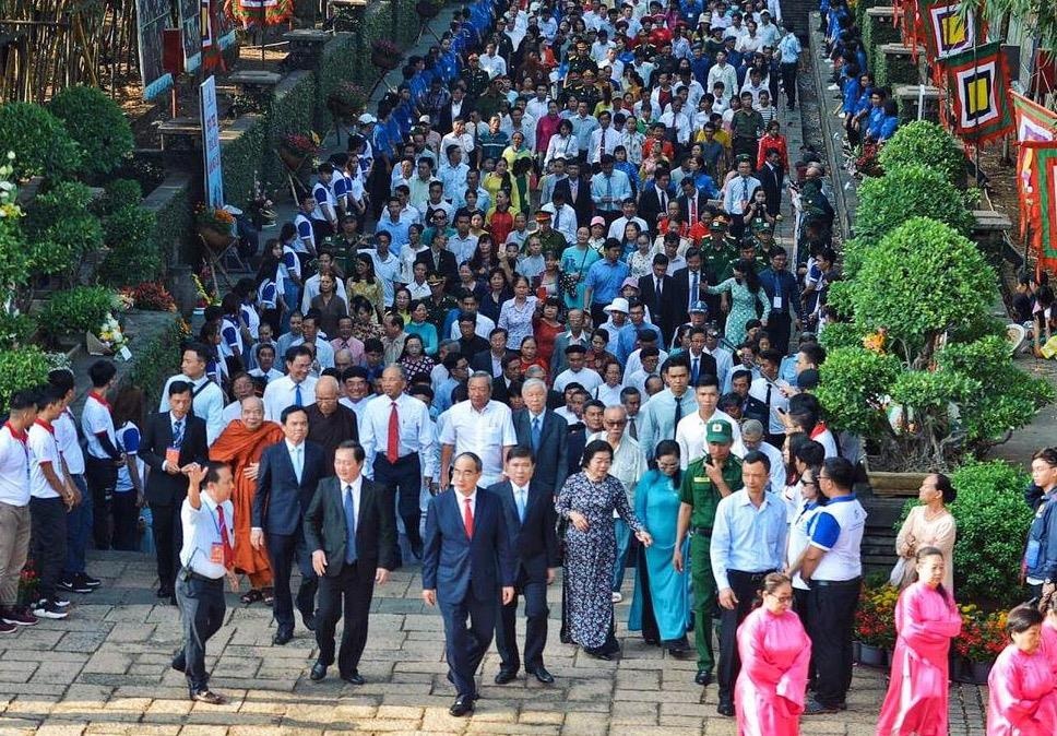 Hang nghin nguoi Sai Gon dang huong quoc to Hung Vuong hinh anh