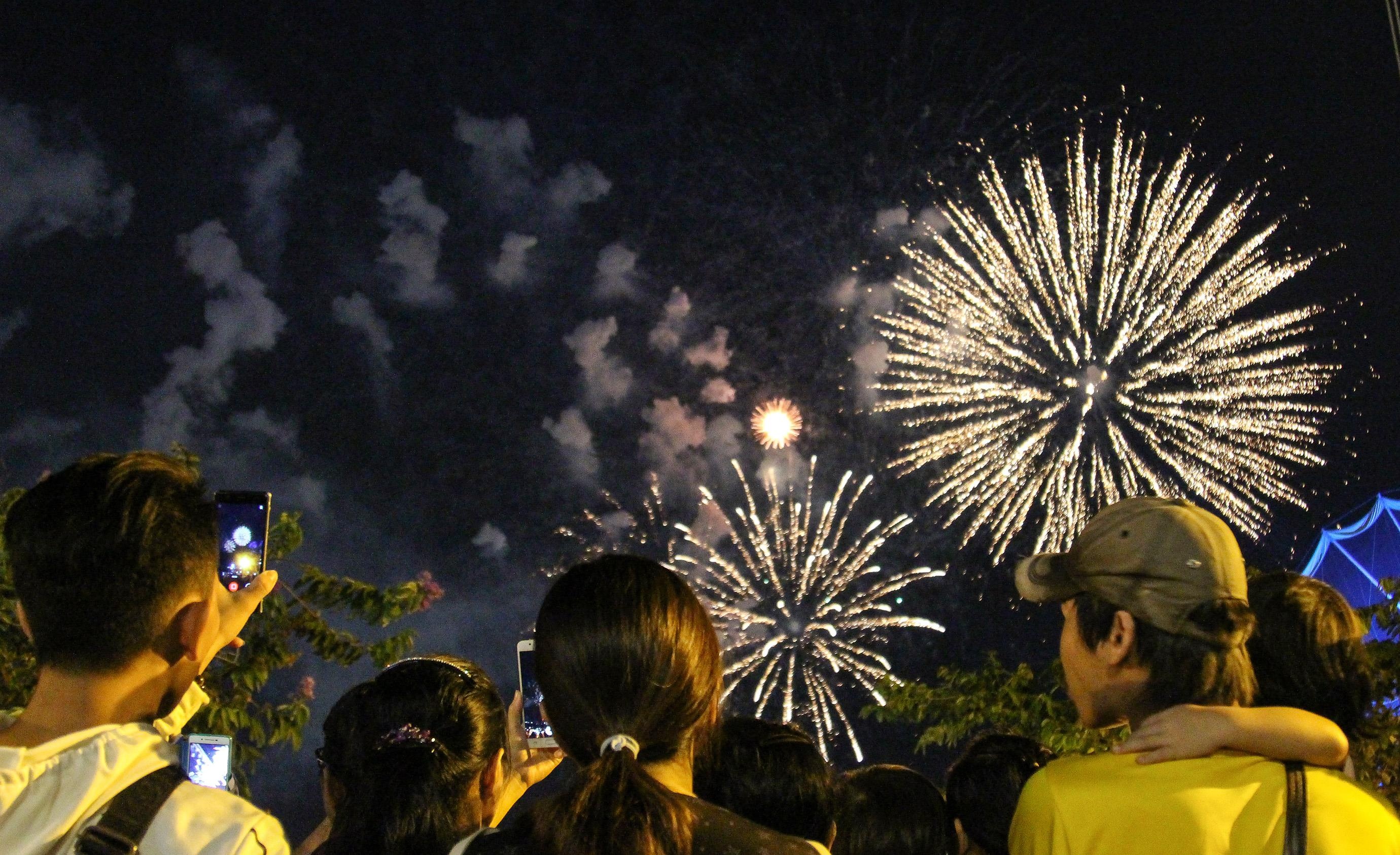 Nguoi Sai Gon thich thu voi man phao hoa ruc ro dai 15 phut hinh anh