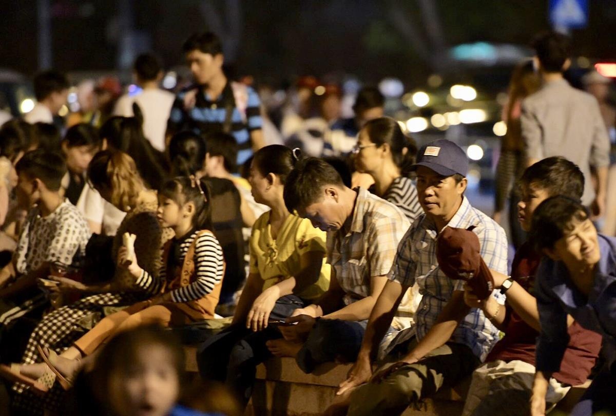 Nguoi Sai Gon do ve pho di bo Nguyen Hue cho xem phao hoa hinh anh