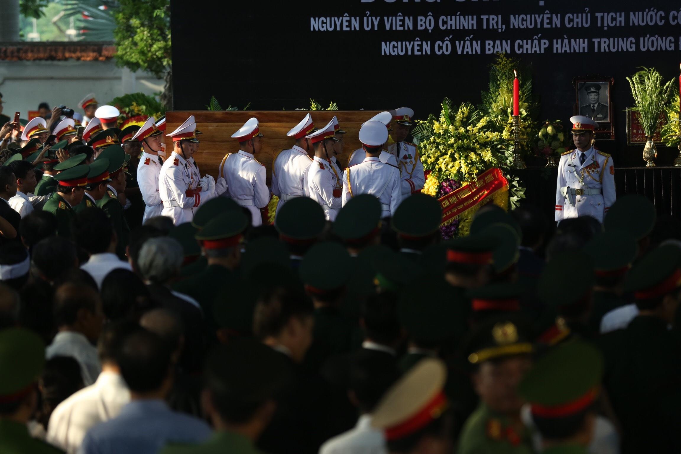 Giay phut linh cuu dai tuong Le Duc Anh duoc dat vao long dat me hinh anh