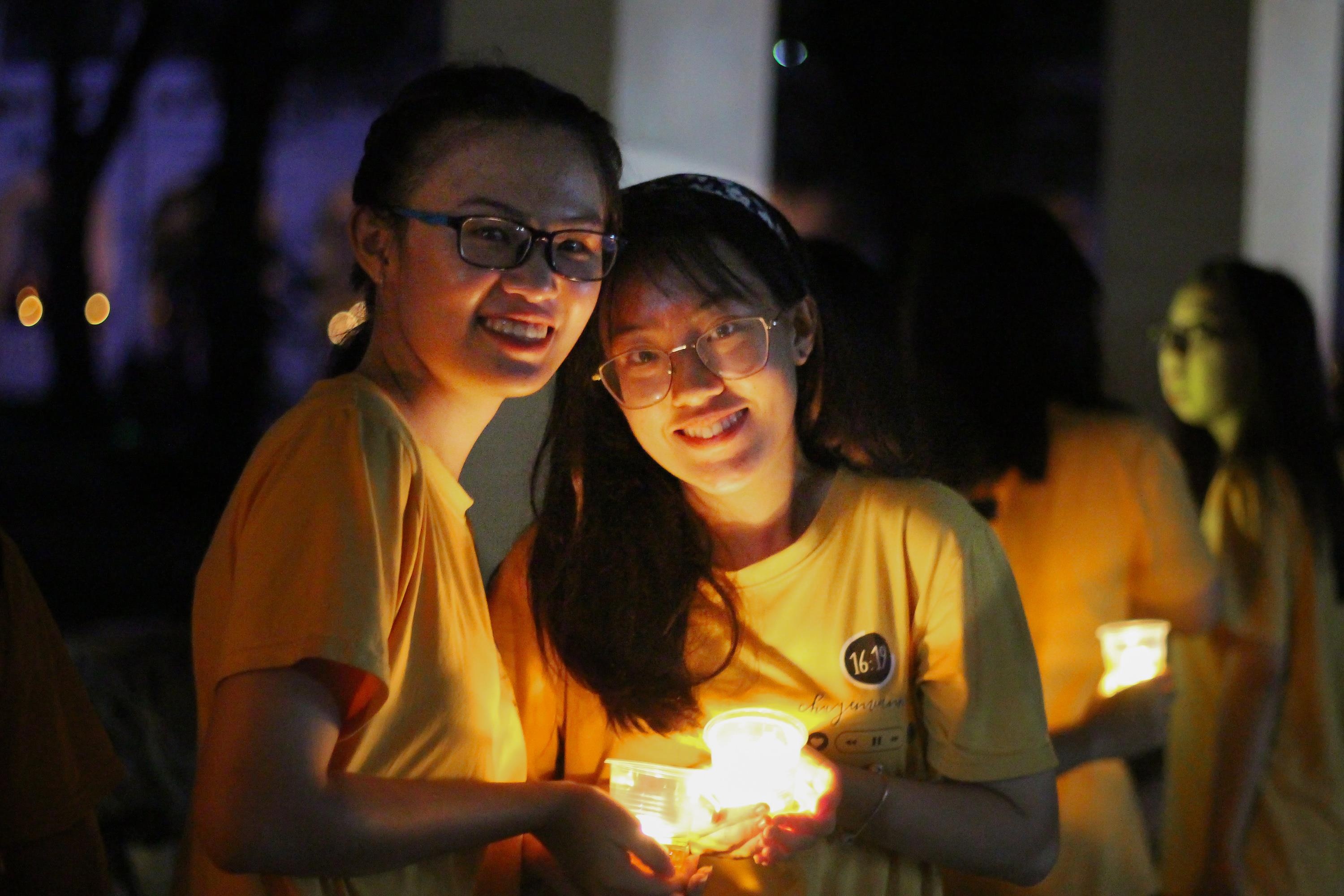 Le ra truong trong anh nen va loi chua noi cua hoc sinh Le Hong Phong hinh anh
