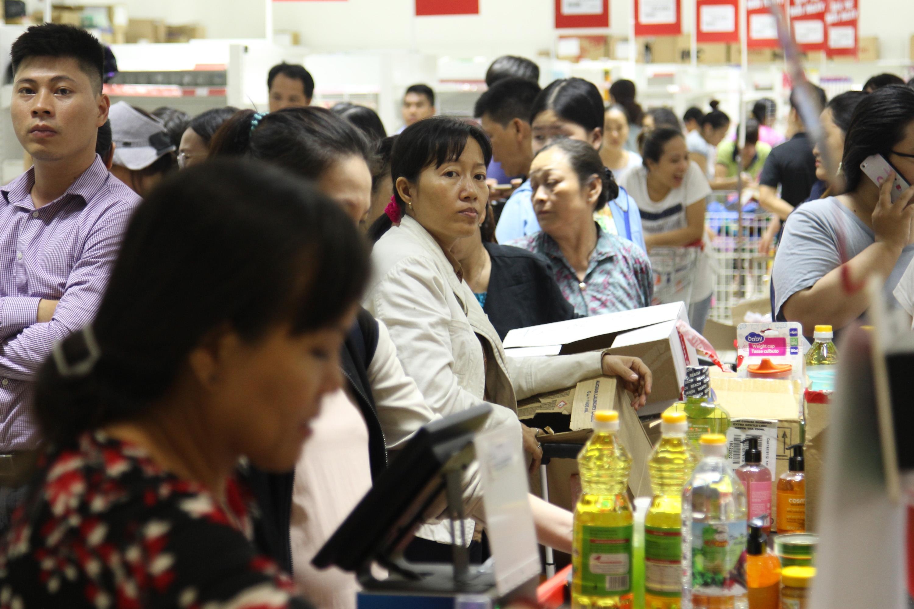 Tranh thu mua hang gia re o sieu thi Auchan Sai Gon hinh anh