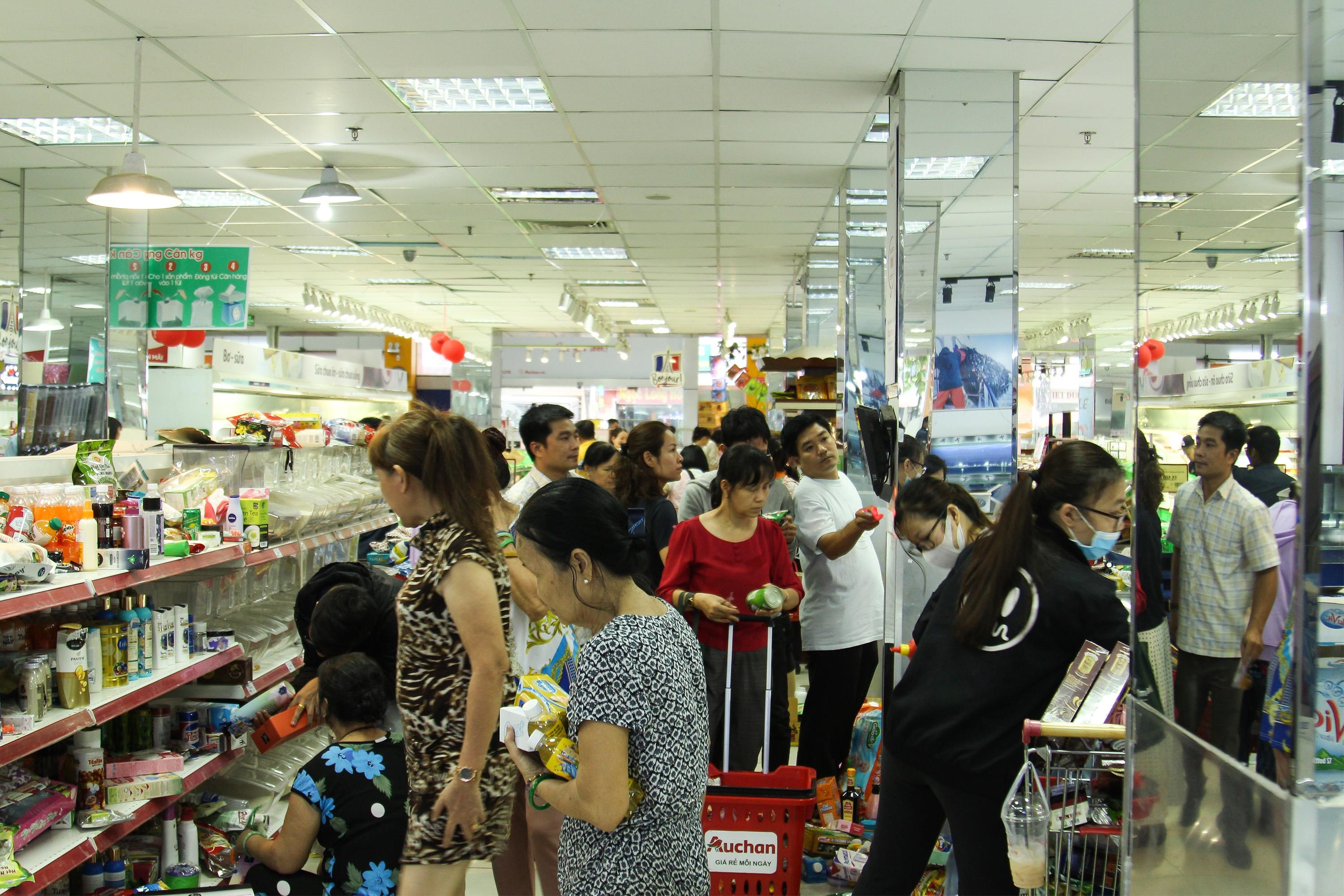 Chen lan mua hang giam gia sieu thi Auchan anh 2