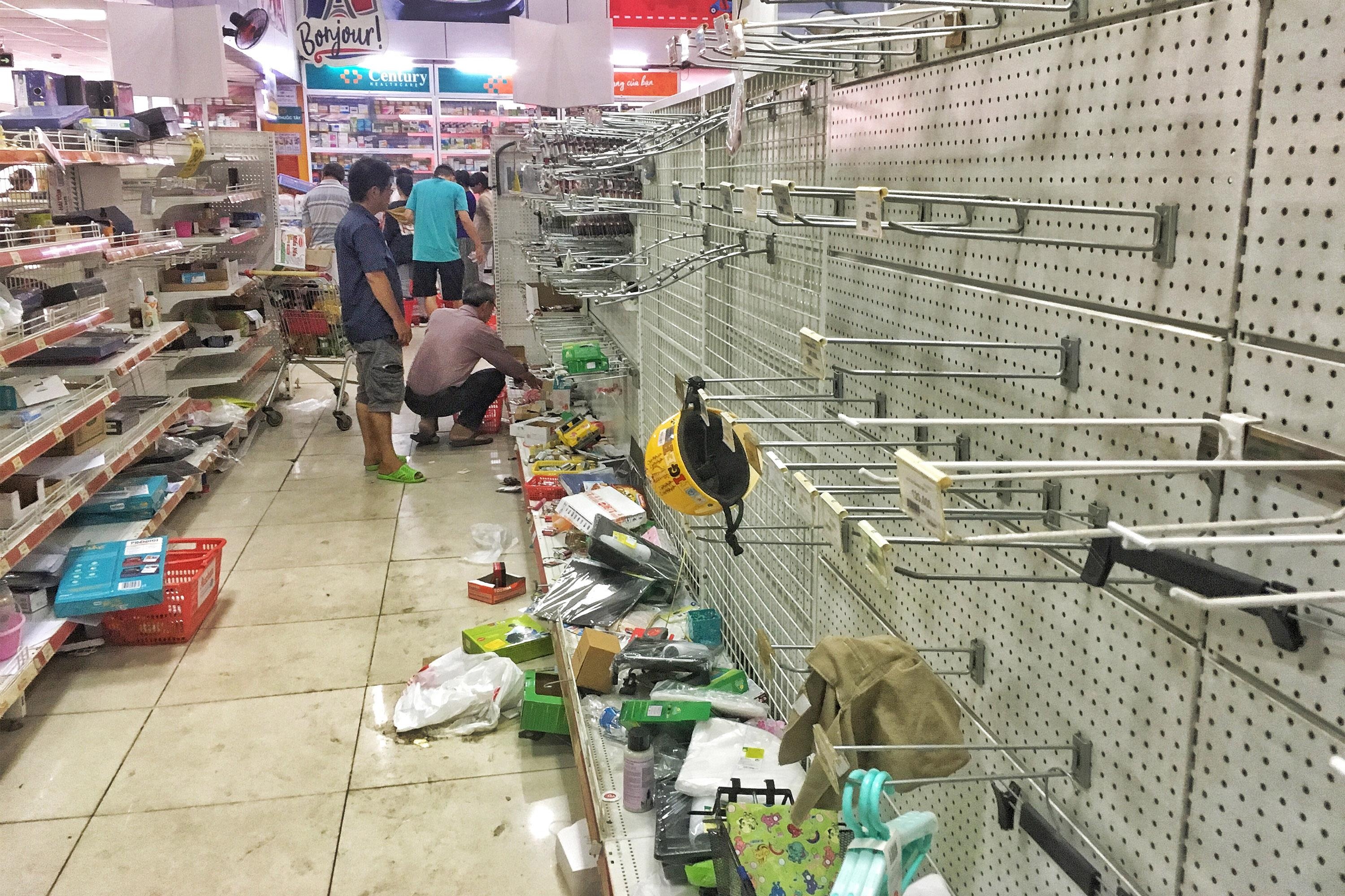 Khach vut hang bua bai, Auchan tan hoang truoc ngay dong cua hinh anh