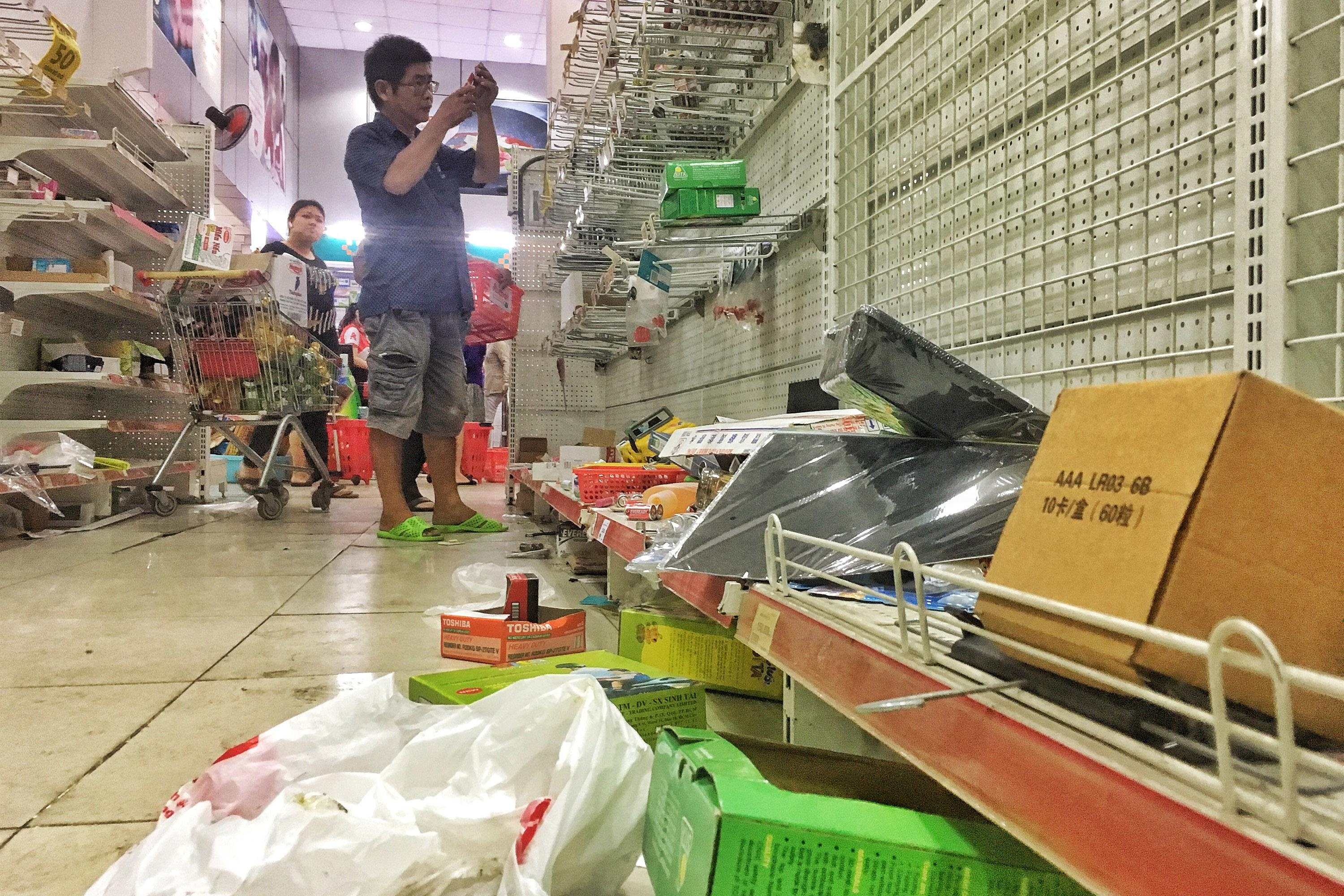 Chen lan mua hang giam gia sieu thi Auchan anh 1