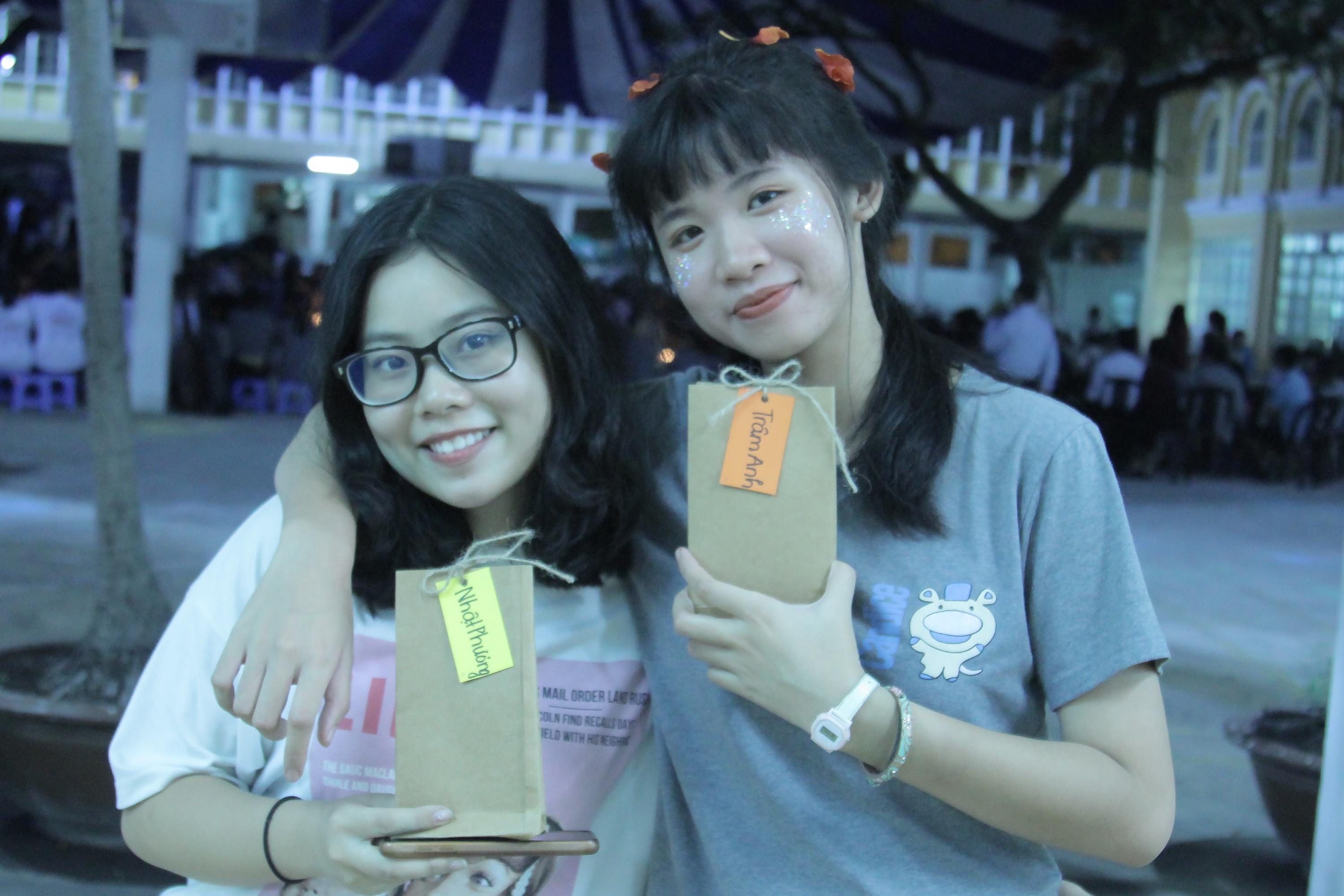 Co giao nau che dau do, chuc hoc tro lop 12 do dat trong le ra truong hinh anh