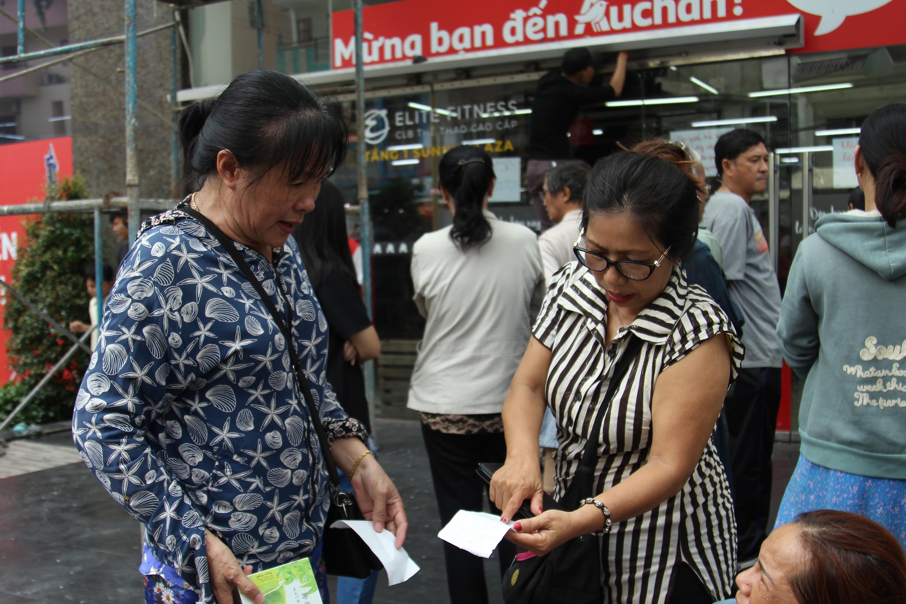 Auchan bi to ban gia cao gan gap doi, khach buc xuc doi tra hang hinh anh