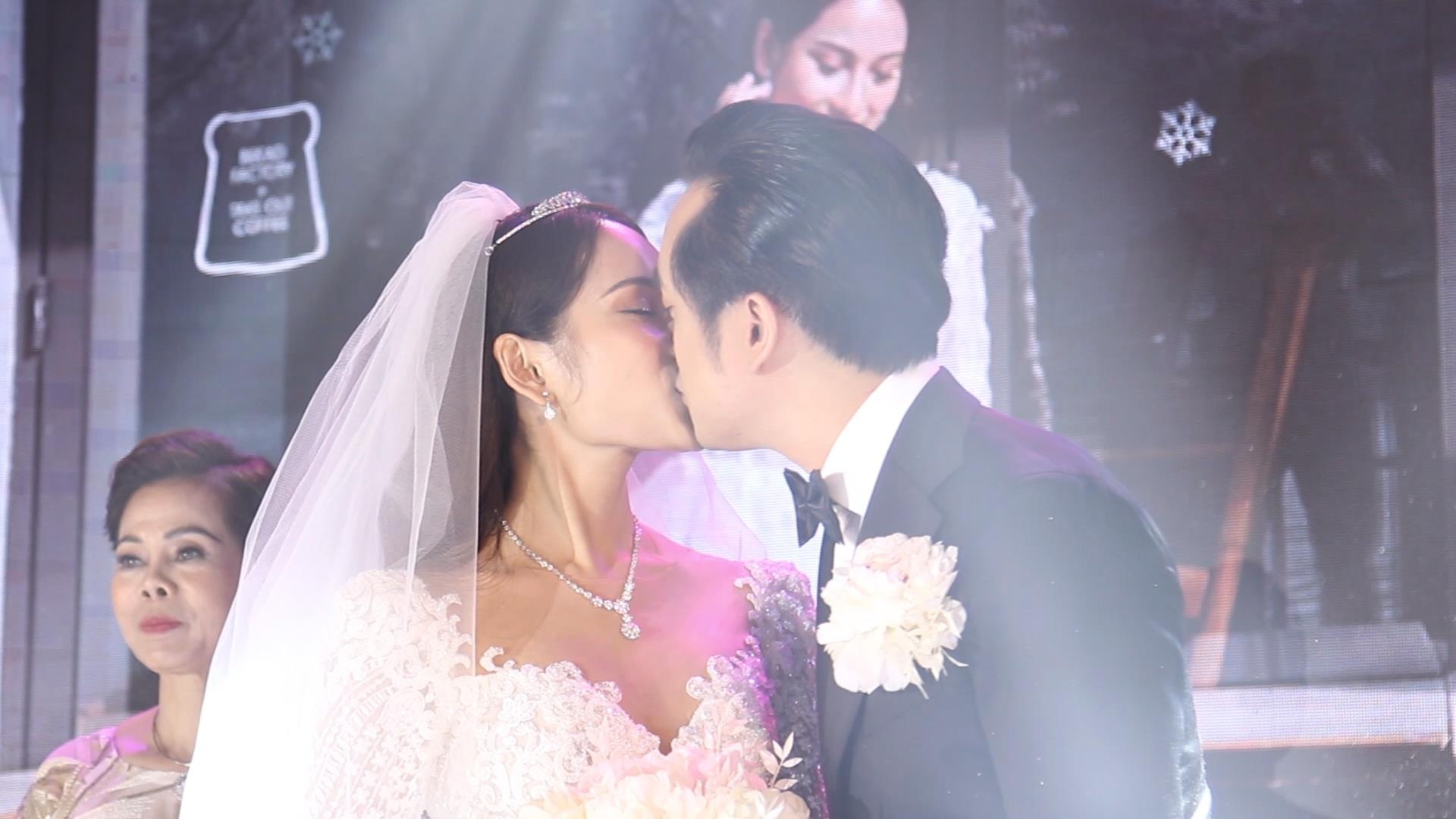 Duong Khac Linh sang tac, dem dan cho vo 9X hat trong le cuoi hinh anh