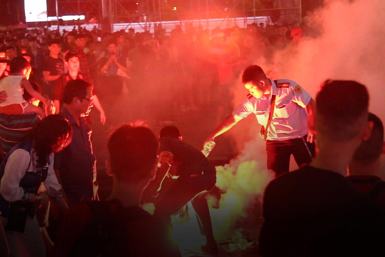 CDV qua khich dot phao sang sau tran dau cua tuyen Viet Nam hinh anh