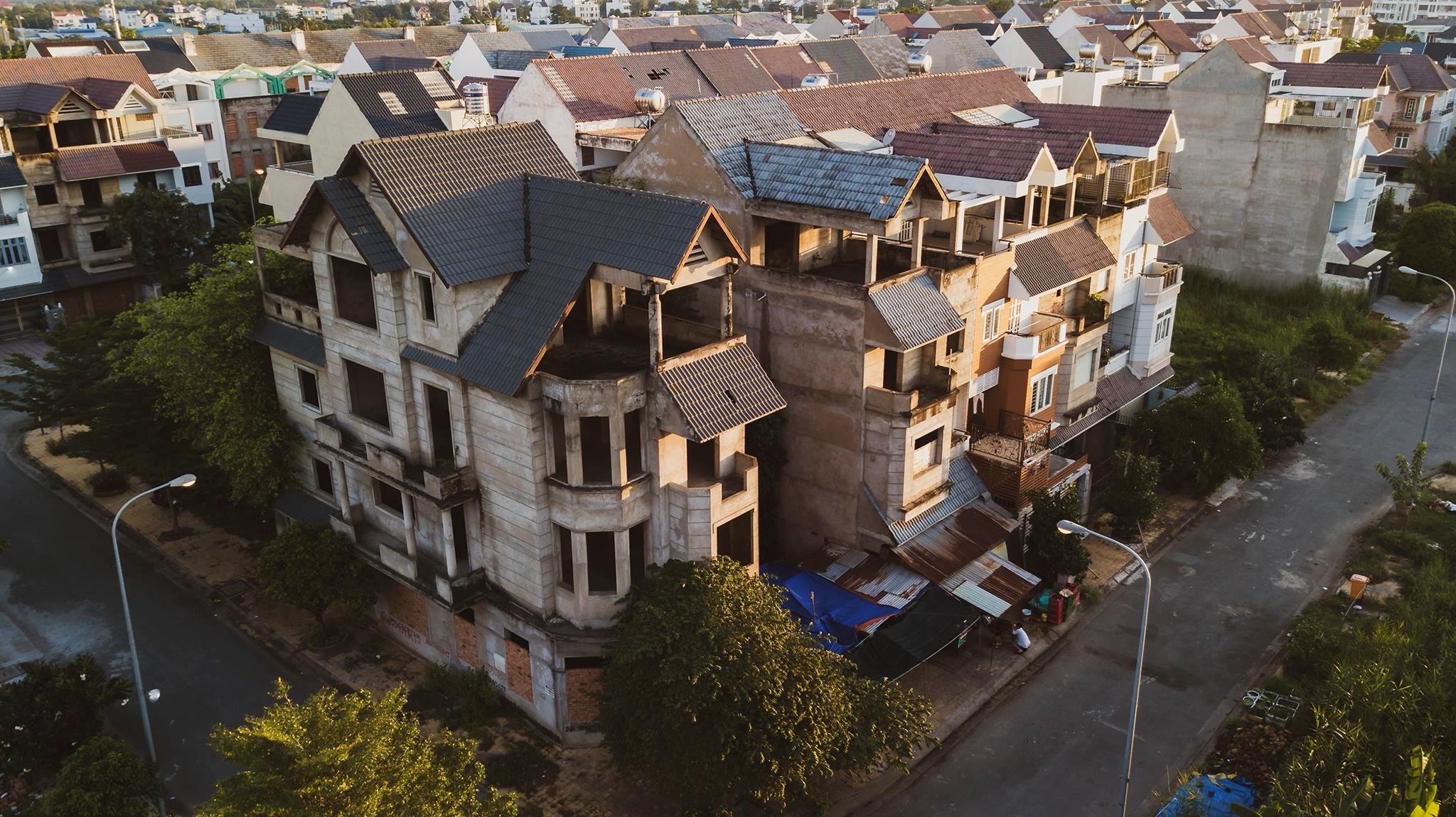 Hang chuc biet thu bo hoang gan 10 nam canh cao toc o quan 9, TP.HCM hinh anh