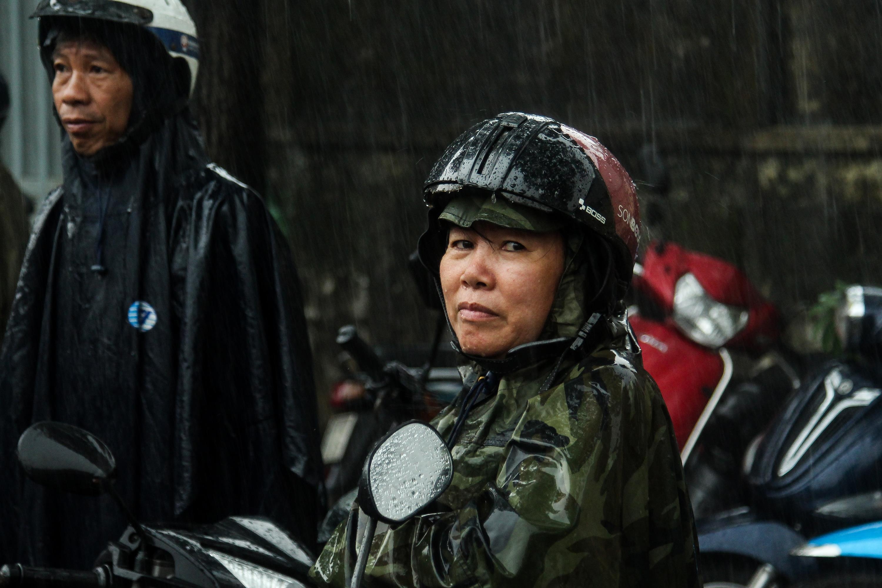 Phu huynh Sai Gon xep hang dai doi mua cho don con hinh anh