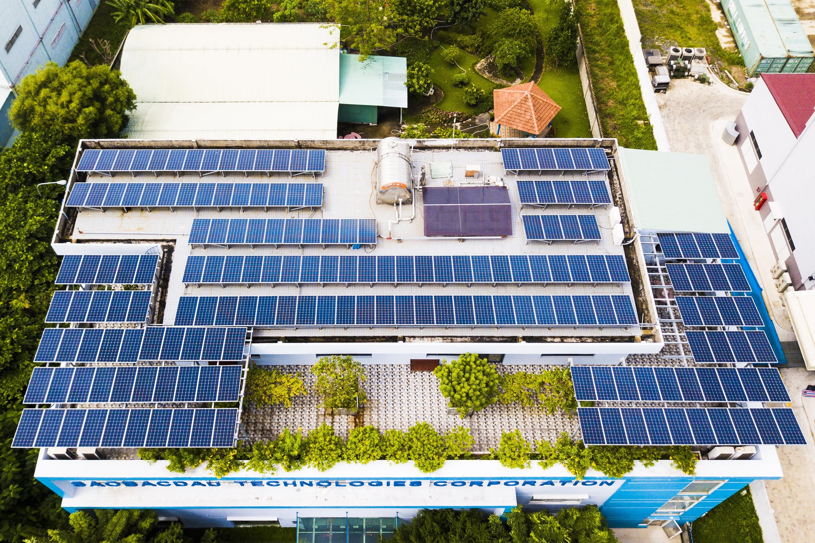 Bo 123 trieu lap dien mat troi o Sai Gon, thua ban lai cho EVN hinh anh