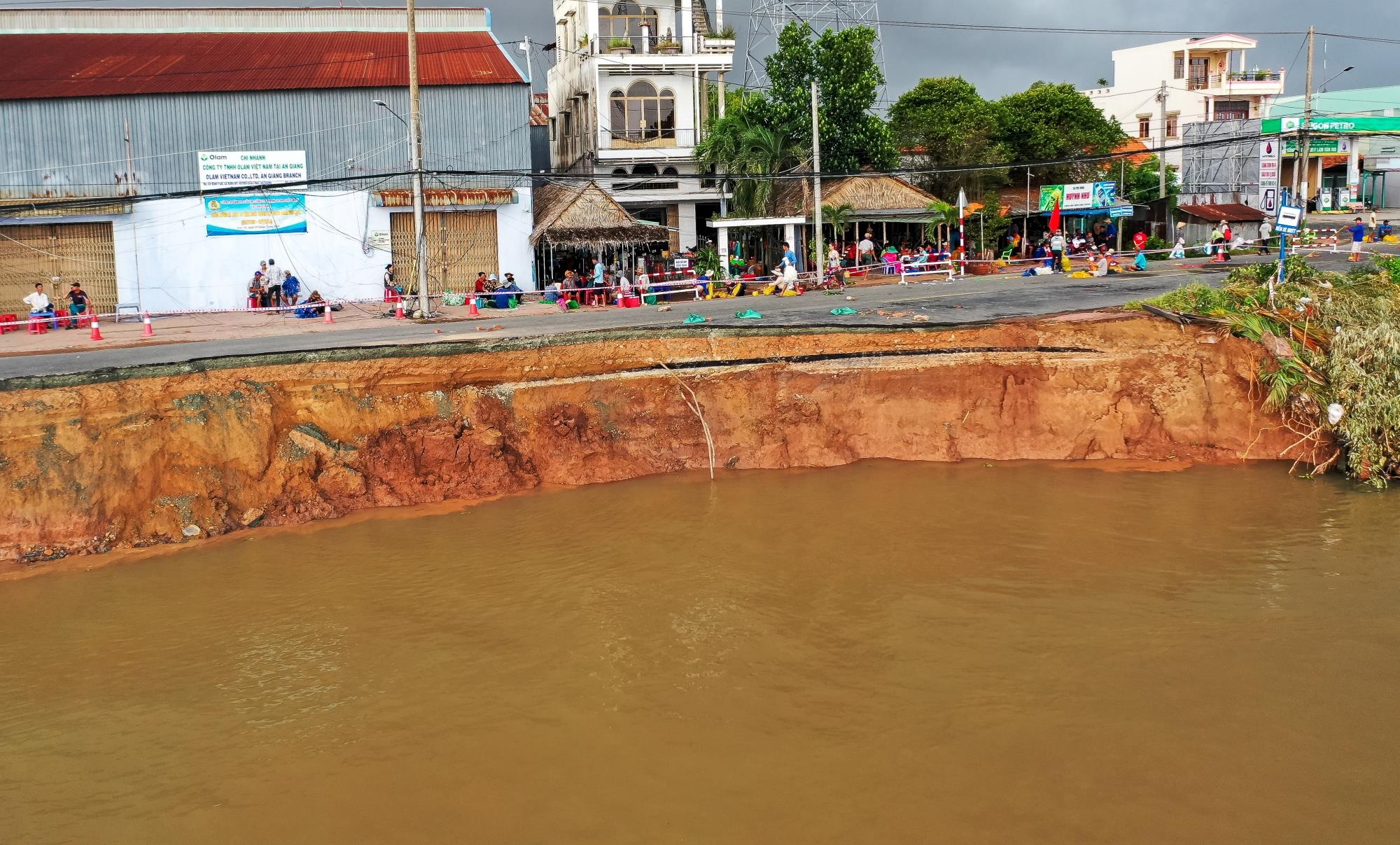 Cap tap do cat xuong song Hau, doan quoc lo 91 bi sat lo hinh anh