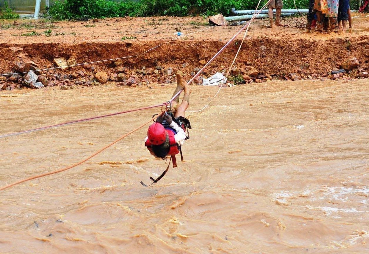 Nguoi dan Lam Dong du day thoat dong lu du hinh anh