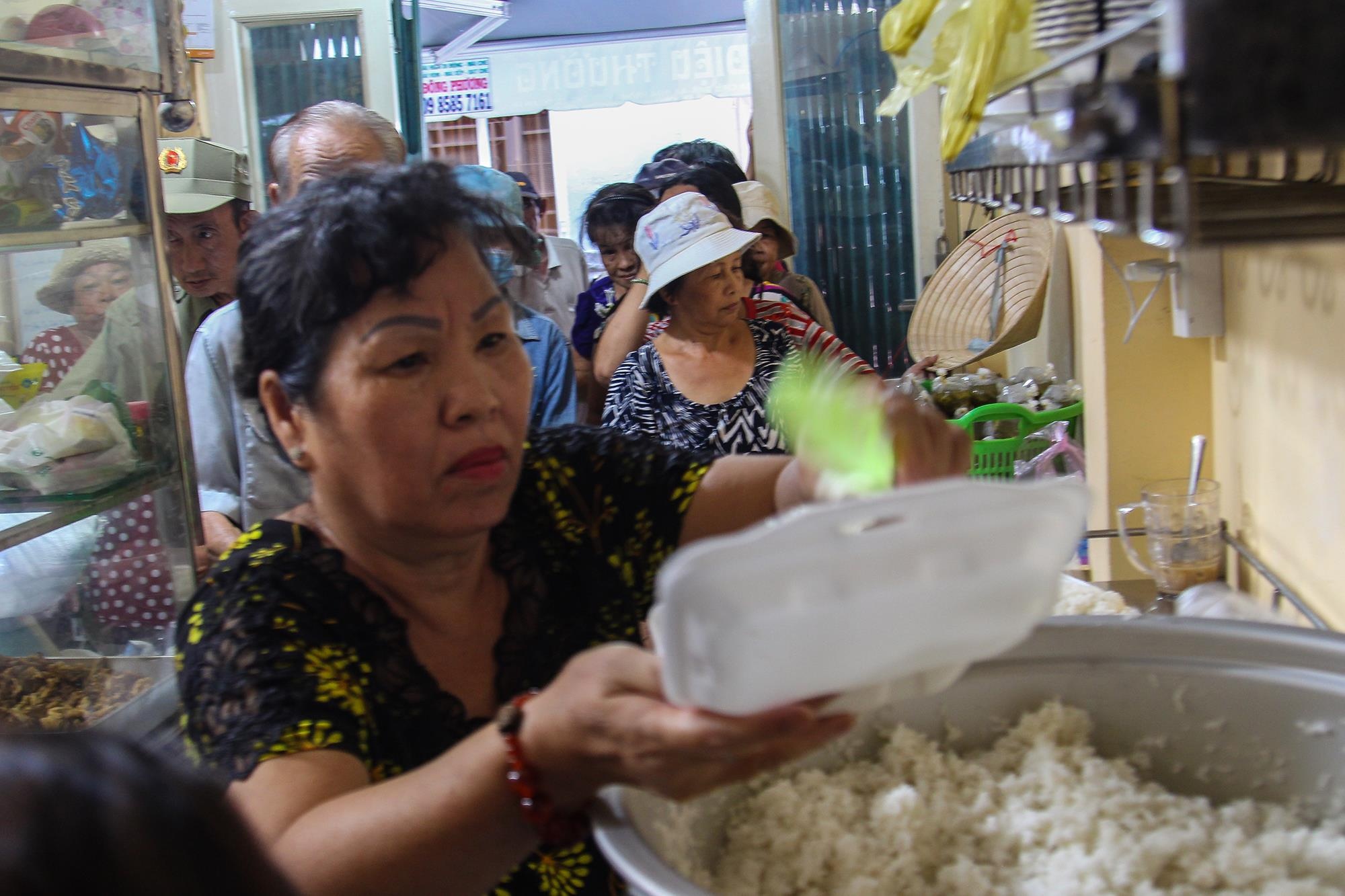 Quan chay Sai Gon danh 170 suat an 0 dong cho nguoi ngheo moi ngay hinh anh