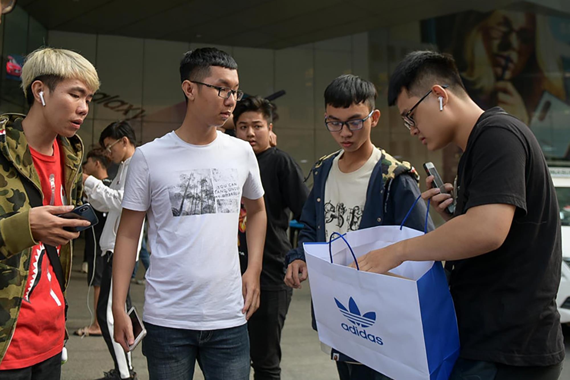 Gioi tre Sai Gon se lam gi sau 10 ngay xep hang san giay Yeezy 700? hinh anh