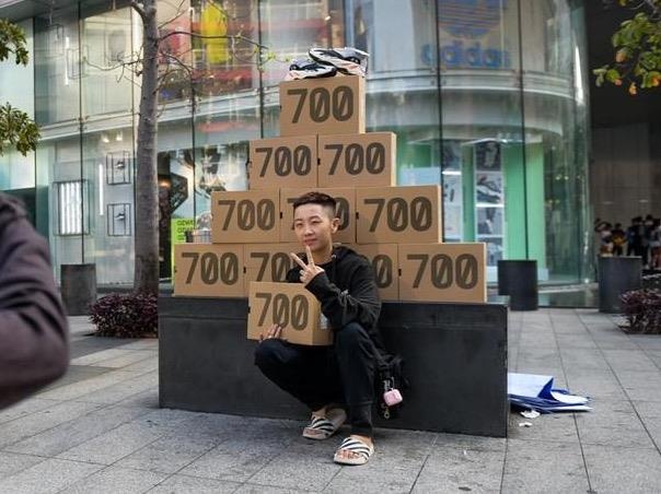 Ban tre Sai Gon phan khich khi mua duoc Yeezy 700 sau 10 ngay xep hang hinh anh