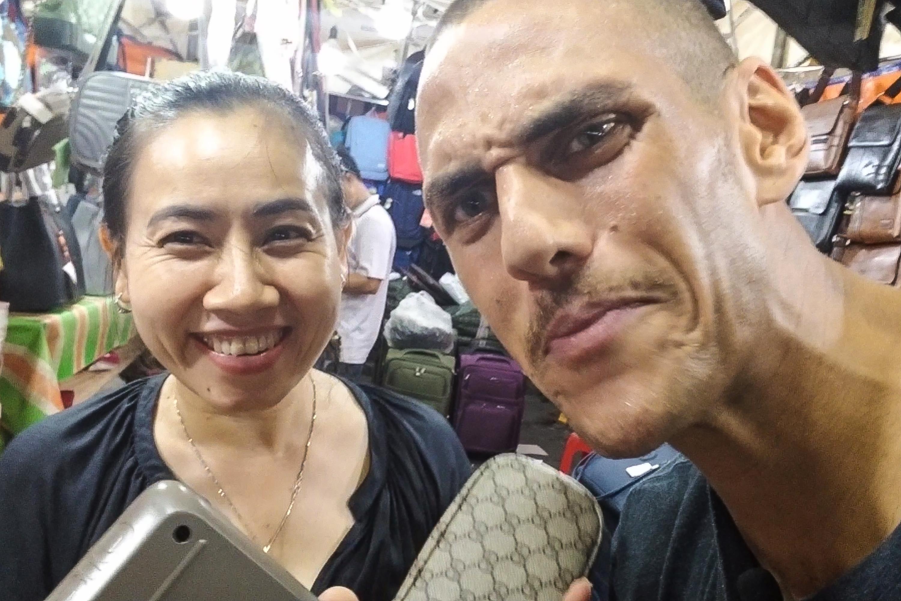 Khach Tay thu tra gia, mua tui Gucci nhai o cho dem Ben Thanh hinh anh