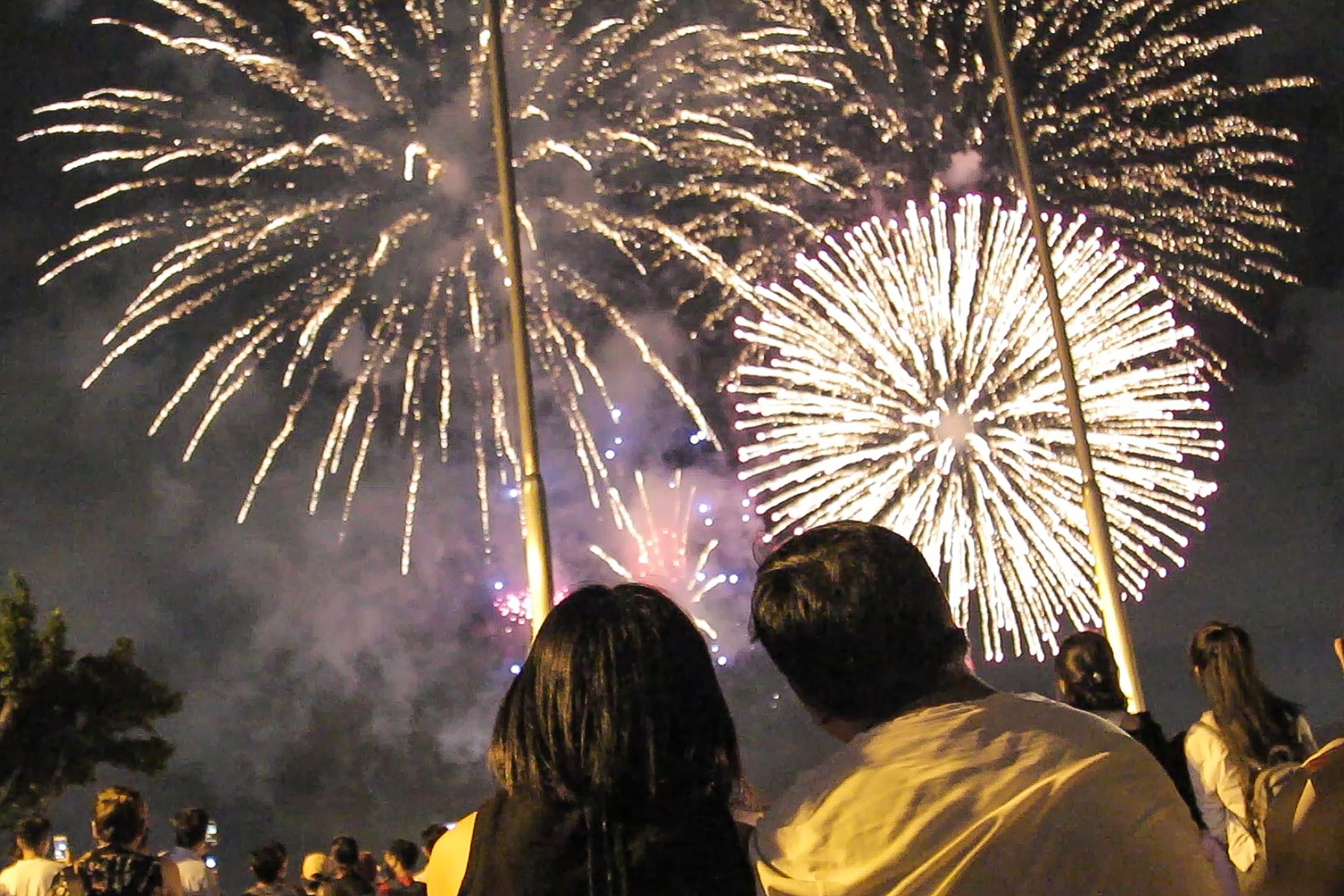 Tua vai nhau thuong thuc phao hoa mung ngay Quoc khanh o TP.HCM hinh anh