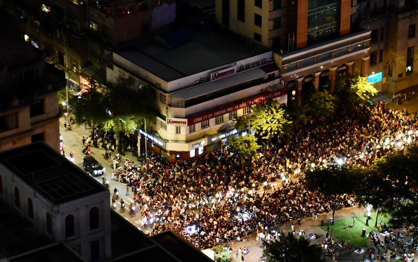 Nguoi dan dung kin pho Nguyen Hue cho xem phao hoa mung Quoc khanh hinh anh