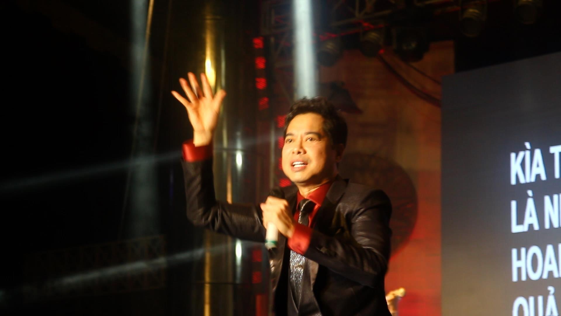 Ngoc Son hat tang tuyen Viet Nam o san khau Trong Dong hinh anh