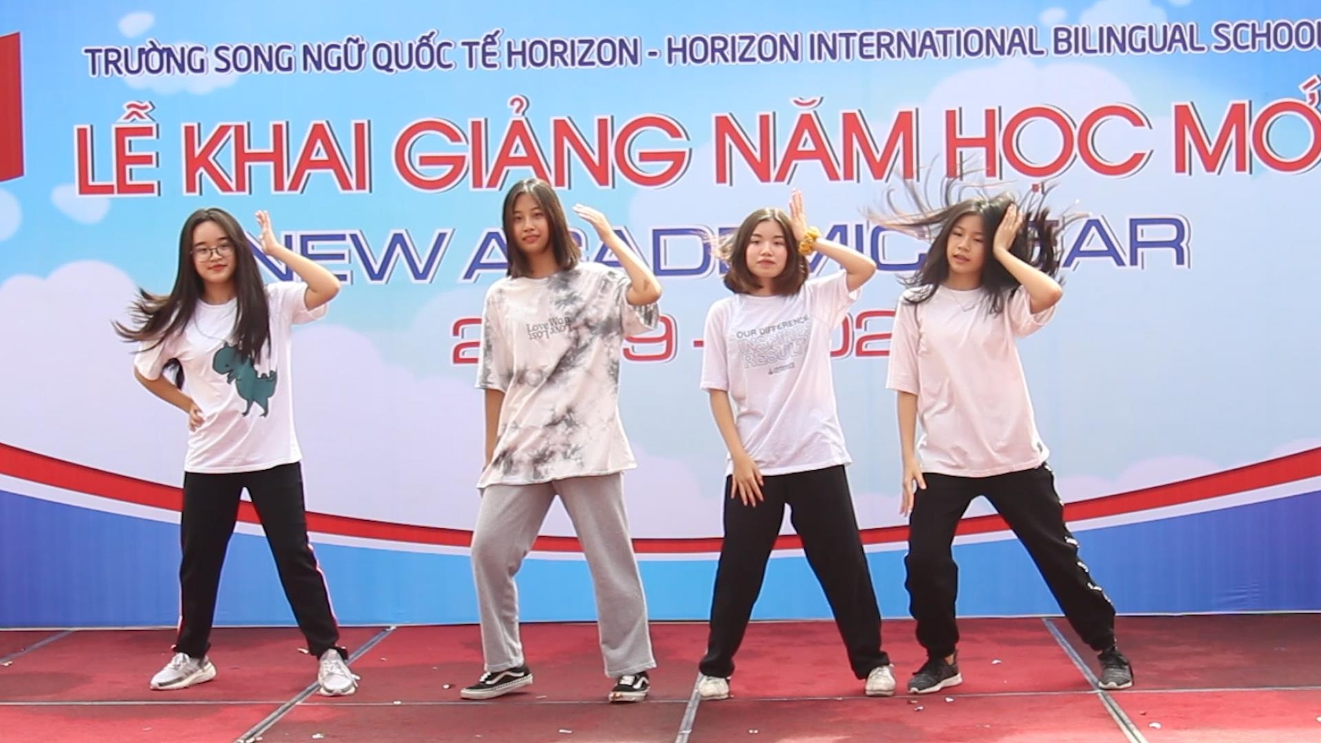 Nu sinh Sai Gon nhay hien dai khuay dong san khau trong le khai giang hinh anh