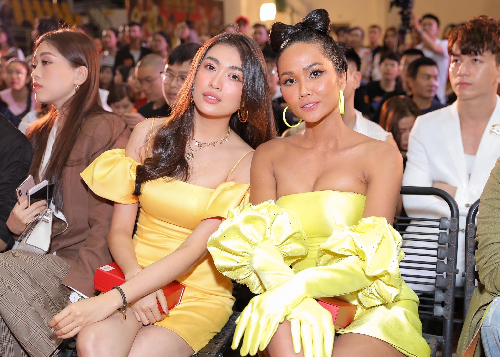 H’Hen Nie mac vay cup nguc, suyt lo vong mot hinh anh