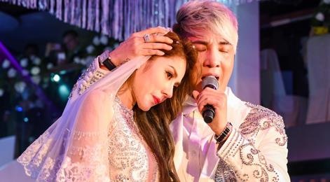 Ca si Lam Chan Khang va vo khoc trong le cuoi sau 15 nam yeu nhau hinh anh