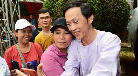 Nguoi dan do xo ve nha tho To xem Hoai Linh lam le dang huong hinh anh