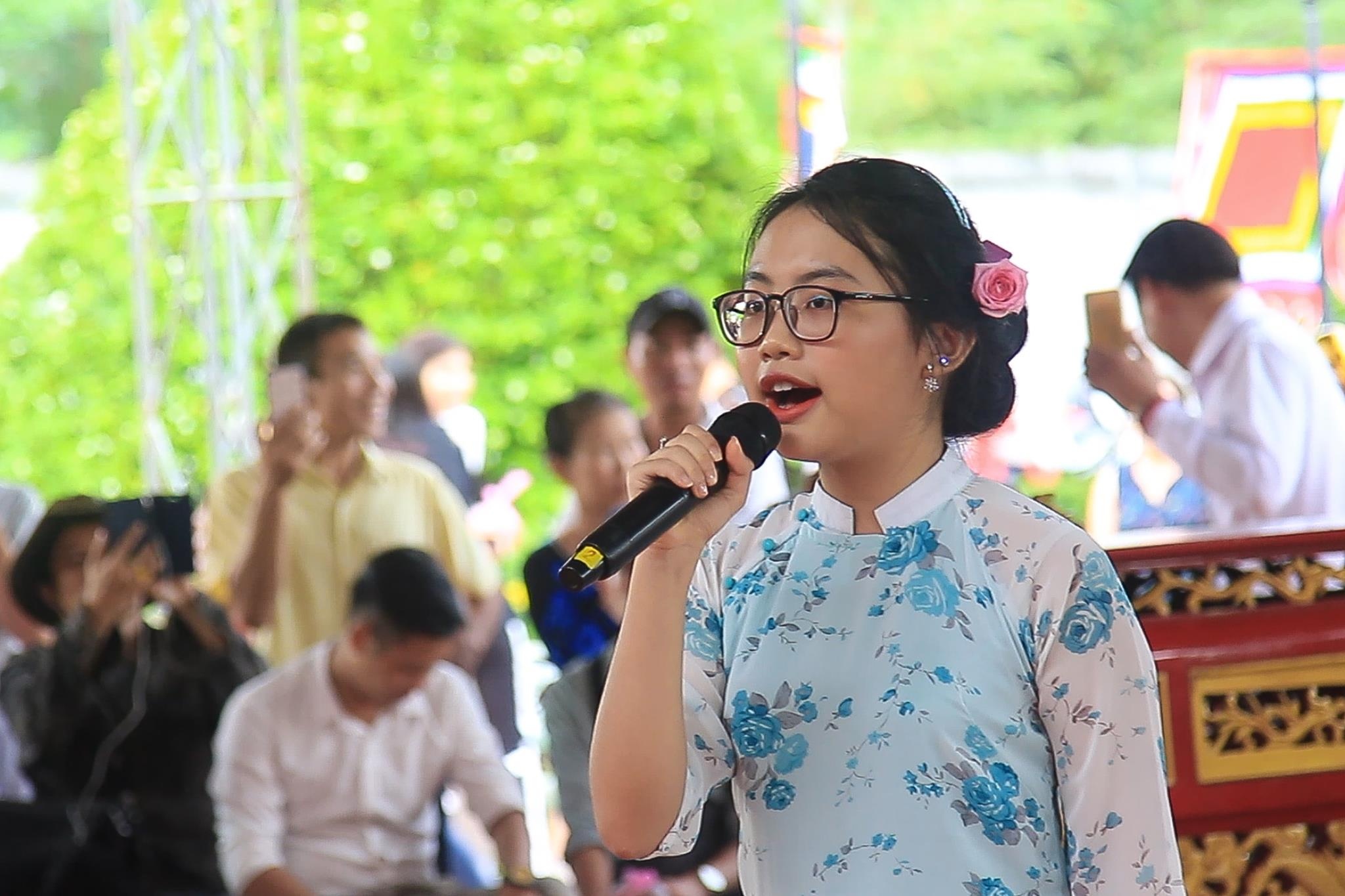 Phuong My Chi hat dan ca ngot ngao tai le gio To nghe hinh anh