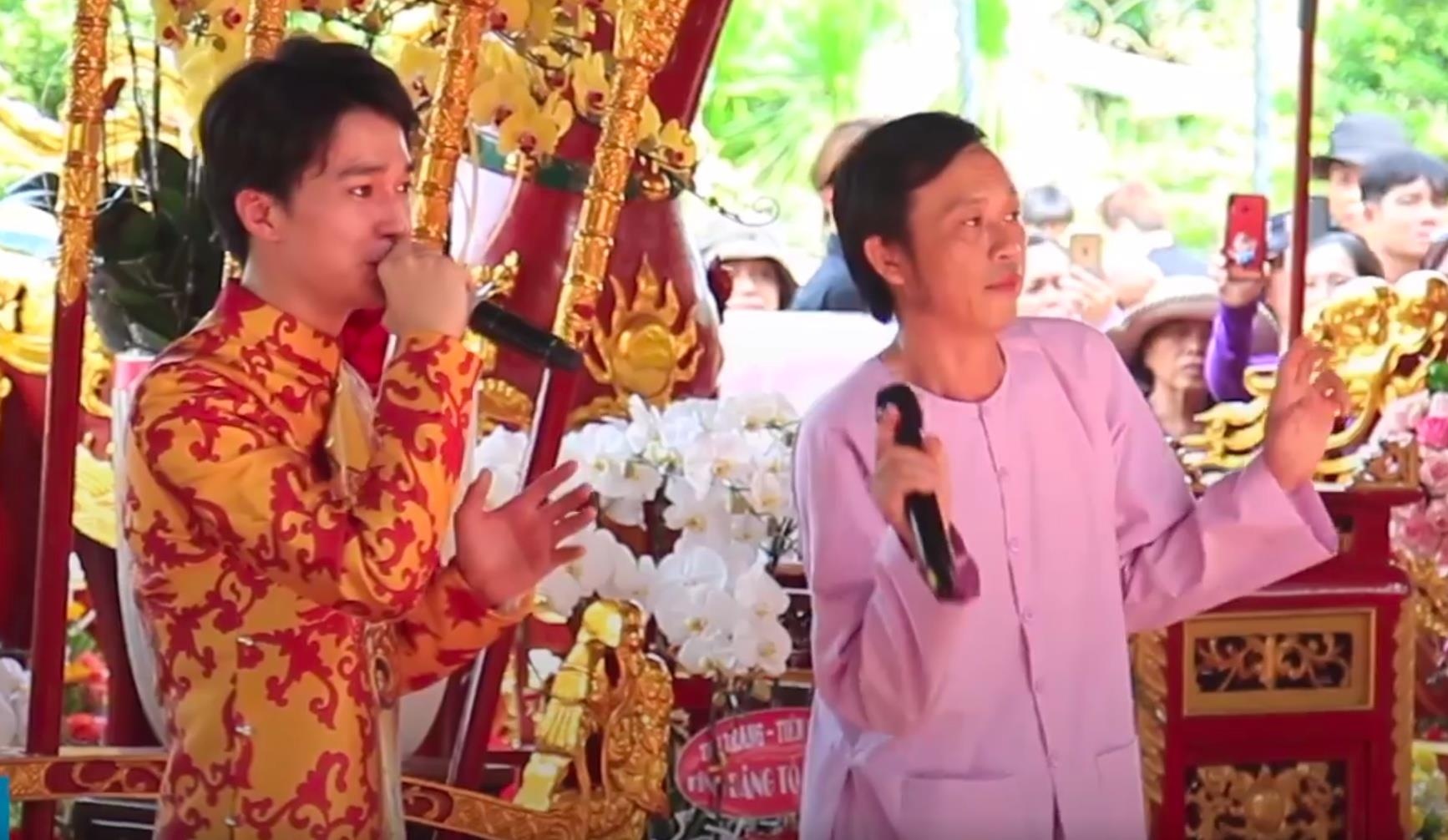 Hoai Linh nhun nhay khi hat cung con trai nuoi tai le gio To nghe hinh anh