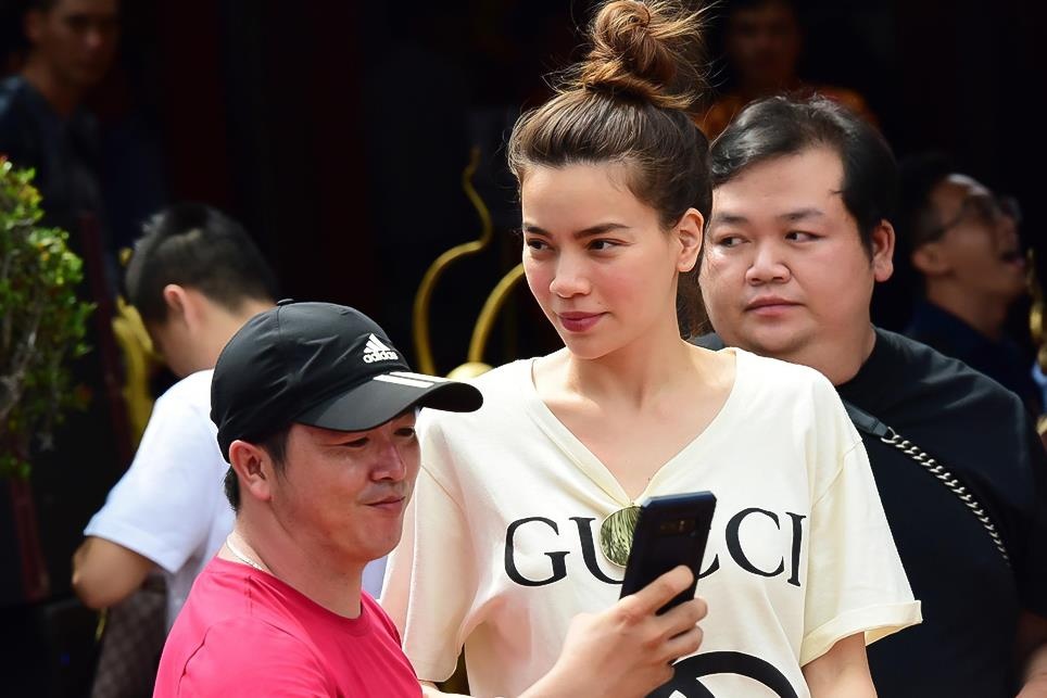 Nhieu nghe si co mat tai nha tho cua Hoai Linh trong ngay gio To nghe hinh anh