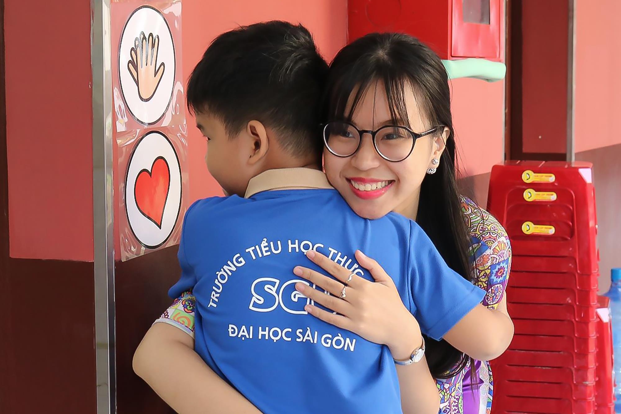 Hoc sinh Sai Gon xep hang om, bat tay co giao moi sang hinh anh