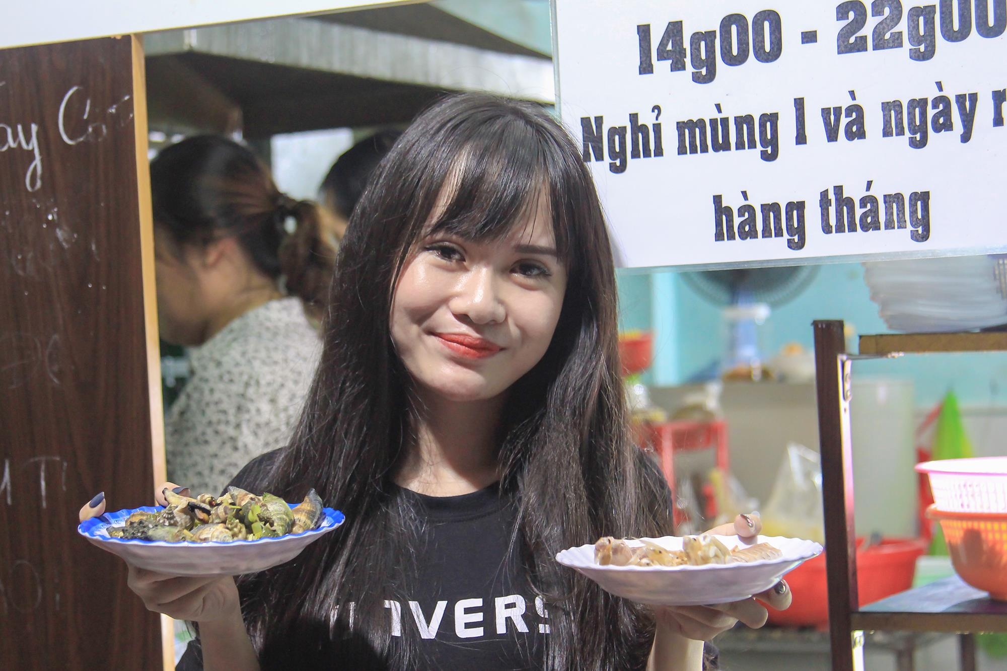 Quan oc lac cua 9X o Sai Gon, doanh thu moi ngay 10-20 trieu hinh anh