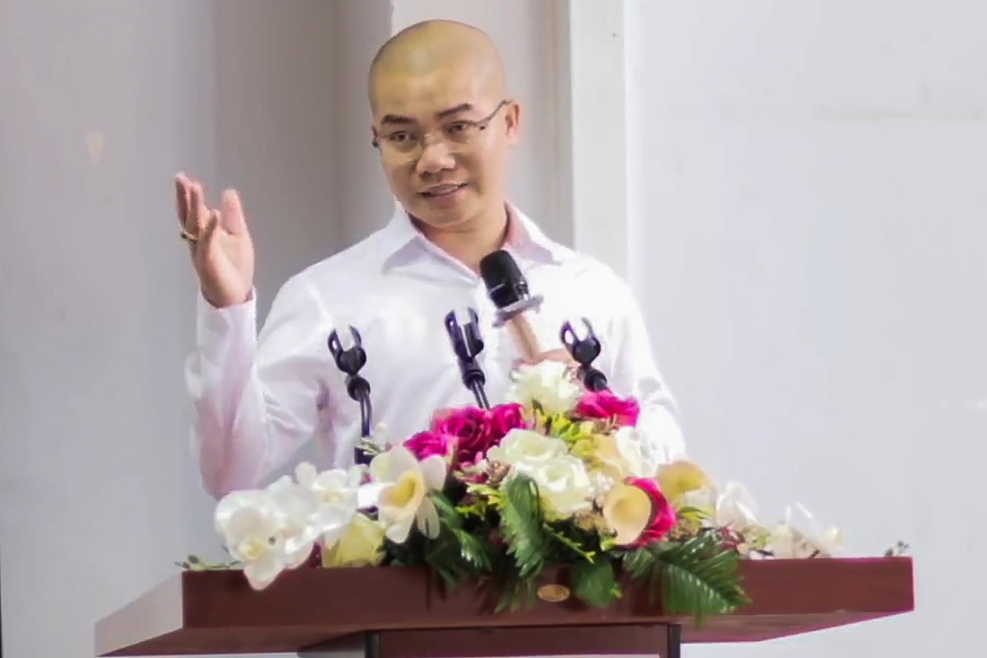 Nguyen Thai Luyen noi gi voi khach hang ve Alibaba? hinh anh