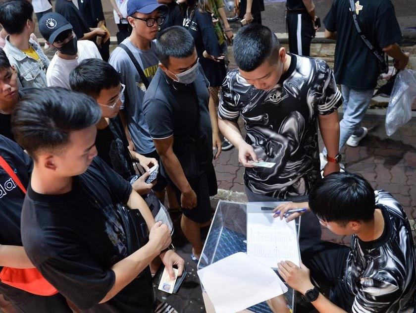 Gioi tre Ha Noi ngu qua dem tren pho de tuc truc mua giay Yeezy hinh anh