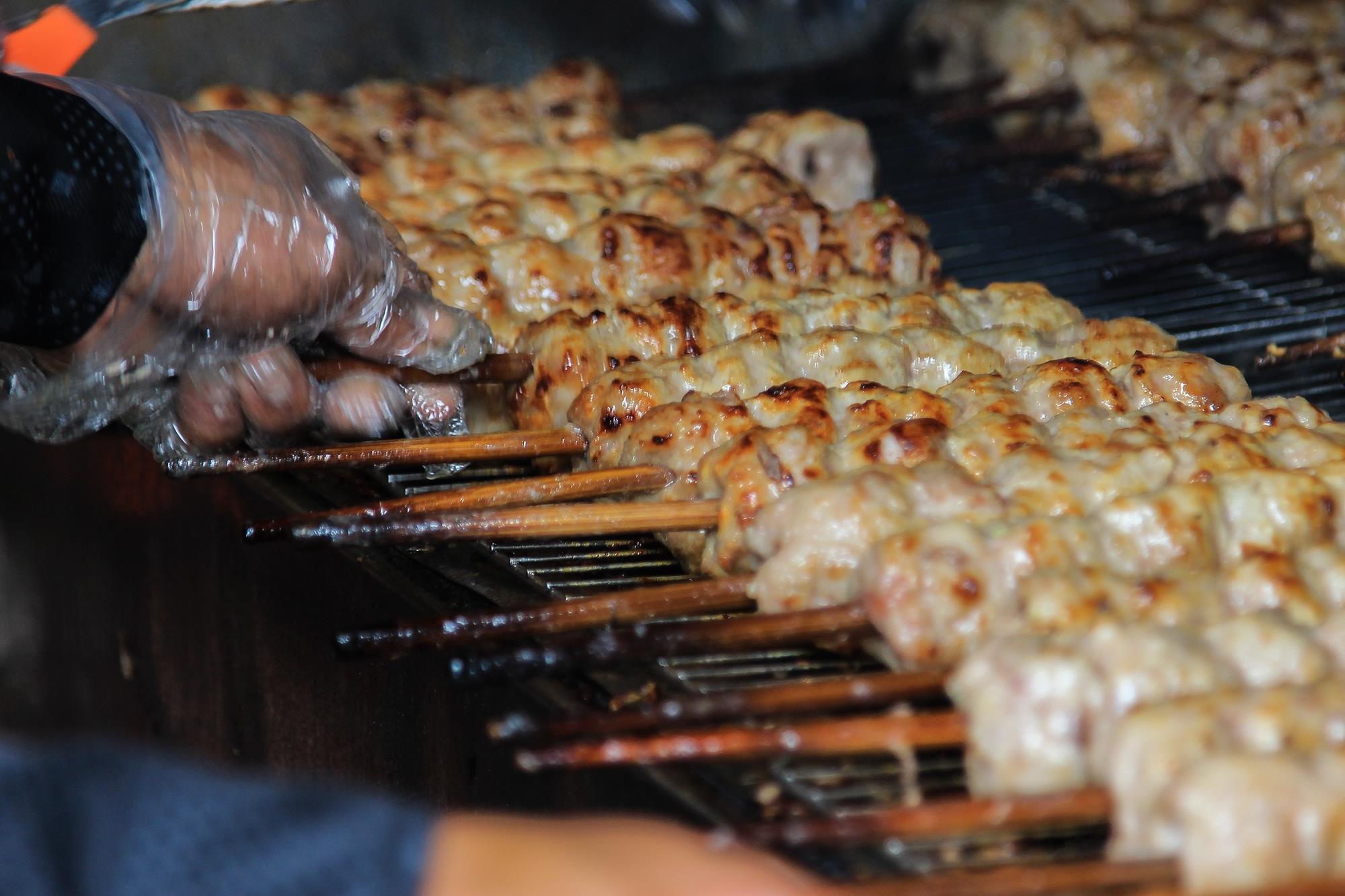 Quan nem nuong khong lo 19 nam hut khach Sai Gon hinh anh