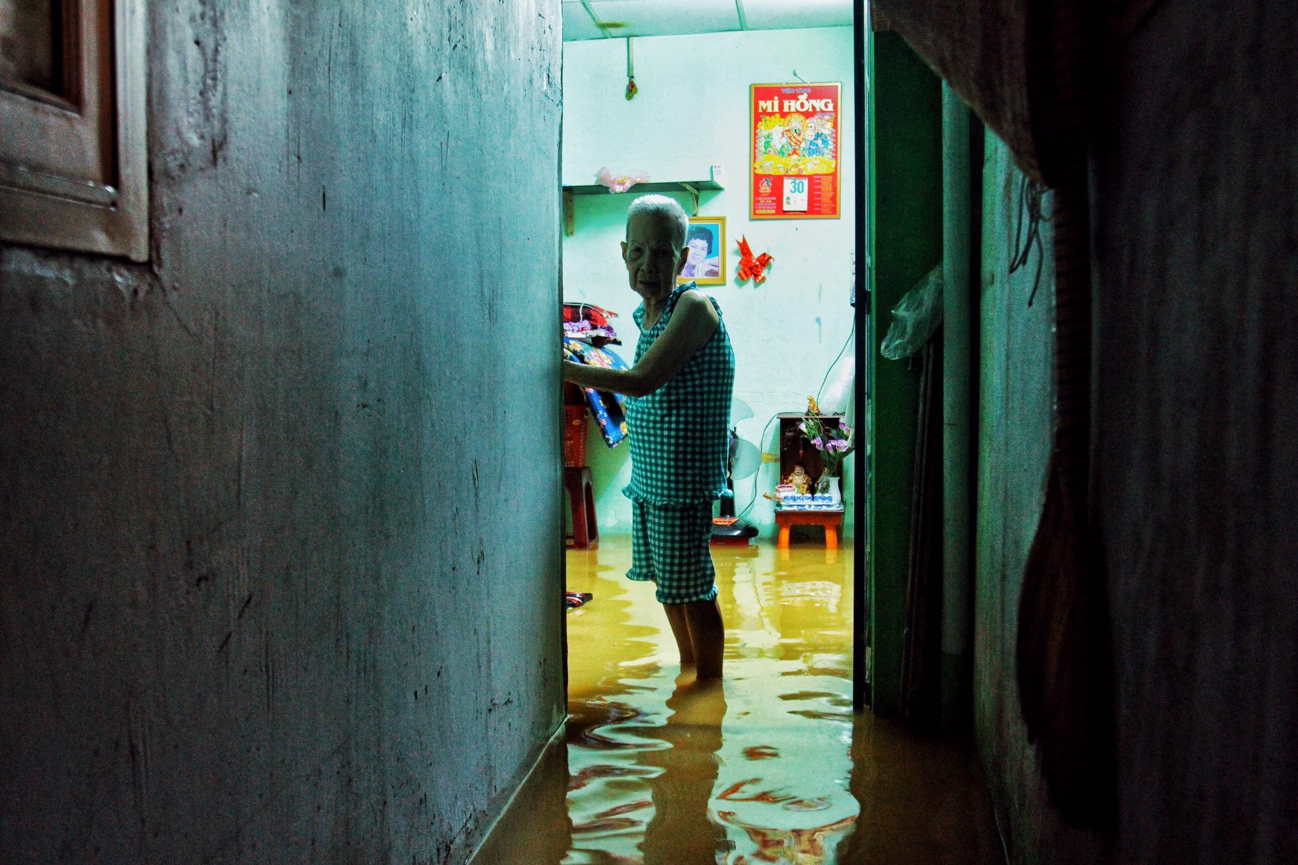 Nguoi dan TP.HCM than kho khi nuoc ngap nua dem chua rut hinh anh