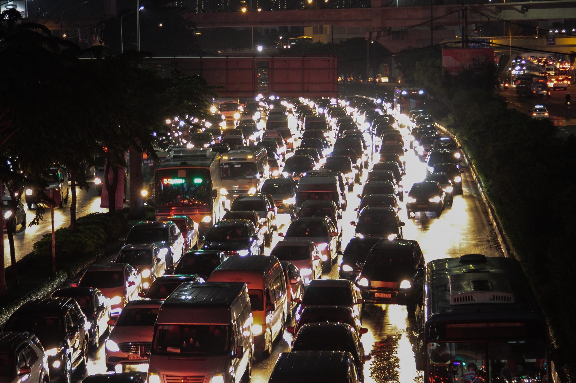 Hang nghin phuong tien xep kin duong TP.HCM sau con mua hinh anh