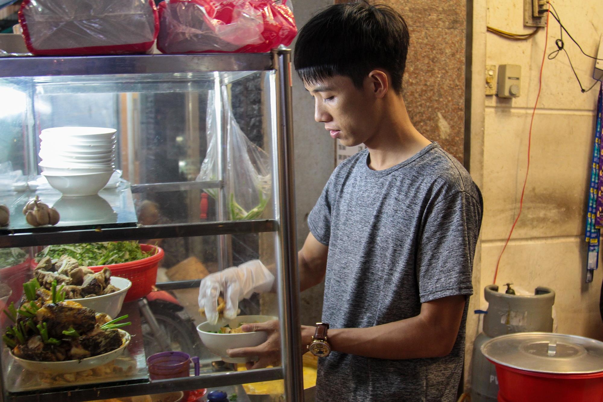 Quan banh canh chuan vi Hue hut khach Sai Gon cua chang trai 9X hinh anh